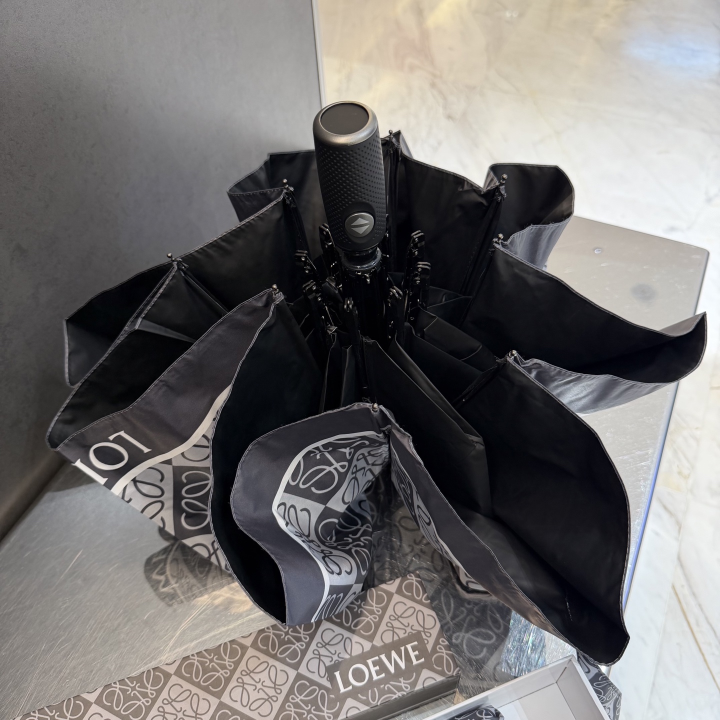 罗意威 LOEWE 新款三折全遮光防晒遮阳晴雨伞👉层防晒有效阻隔紫外线99%，UPF>50 所以能起到伞