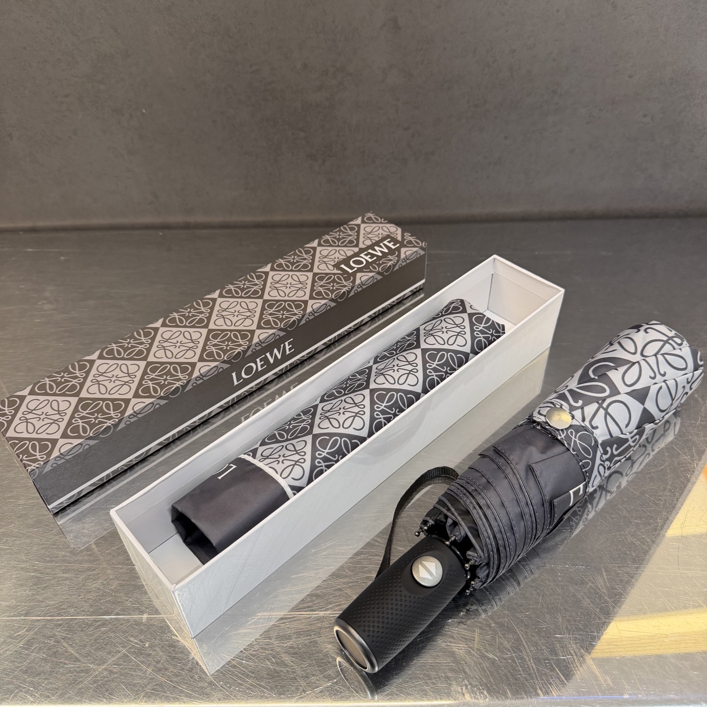 罗意威 LOEWE 新款三折全遮光防晒遮阳晴雨伞👉层防晒有效阻隔紫外线99%，UPF>50 所以能起到伞