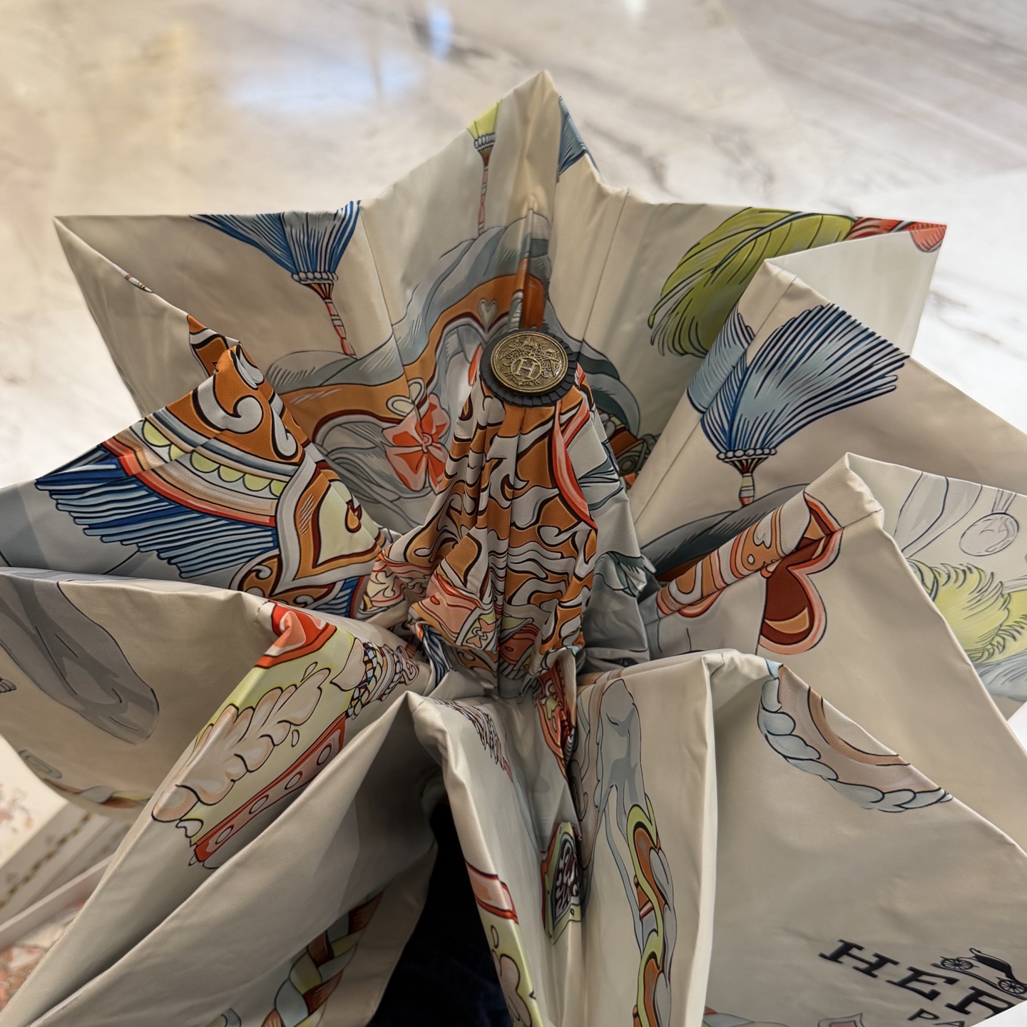 爱马仕HERMES 三折防晒睛雨伞。。 夏季新款 全自动折叠晴雨伞 内里黑色涂层防晒有效阻隔紫外线99%