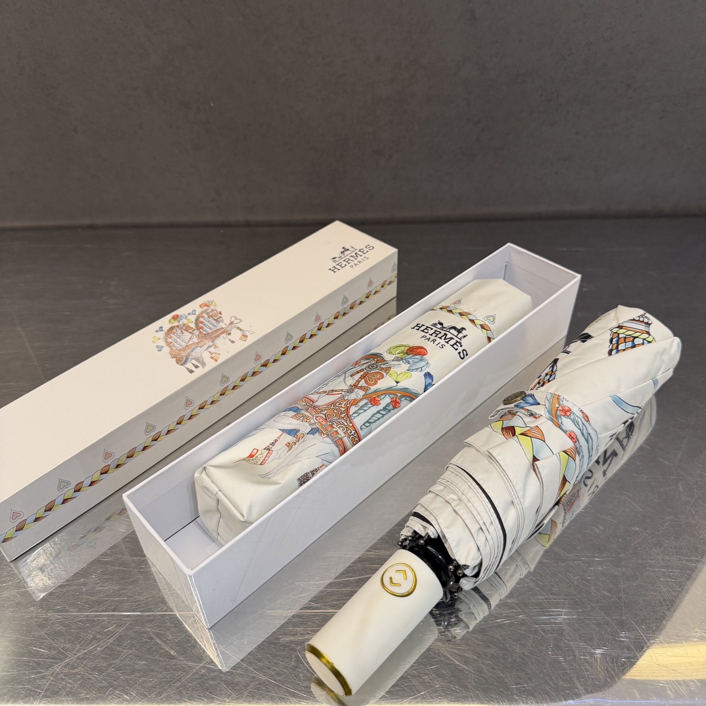 爱马仕HERMES 三折防晒睛雨伞。。 夏季新款 全自动折叠晴雨伞 内里黑色涂层防晒有效阻隔紫外线99%