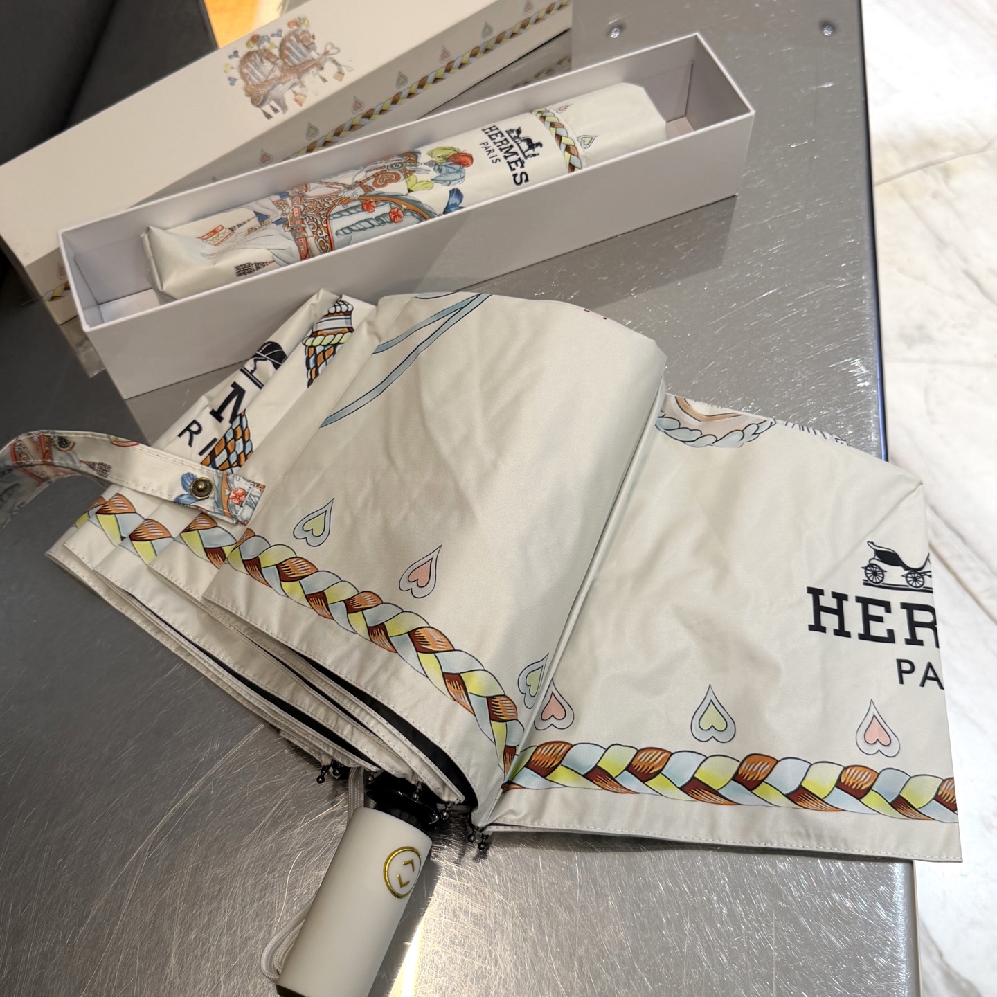 爱马仕HERMES 三折防晒睛雨伞。。 夏季新款 全自动折叠晴雨伞 内里黑色涂层防晒有效阻隔紫外线99%