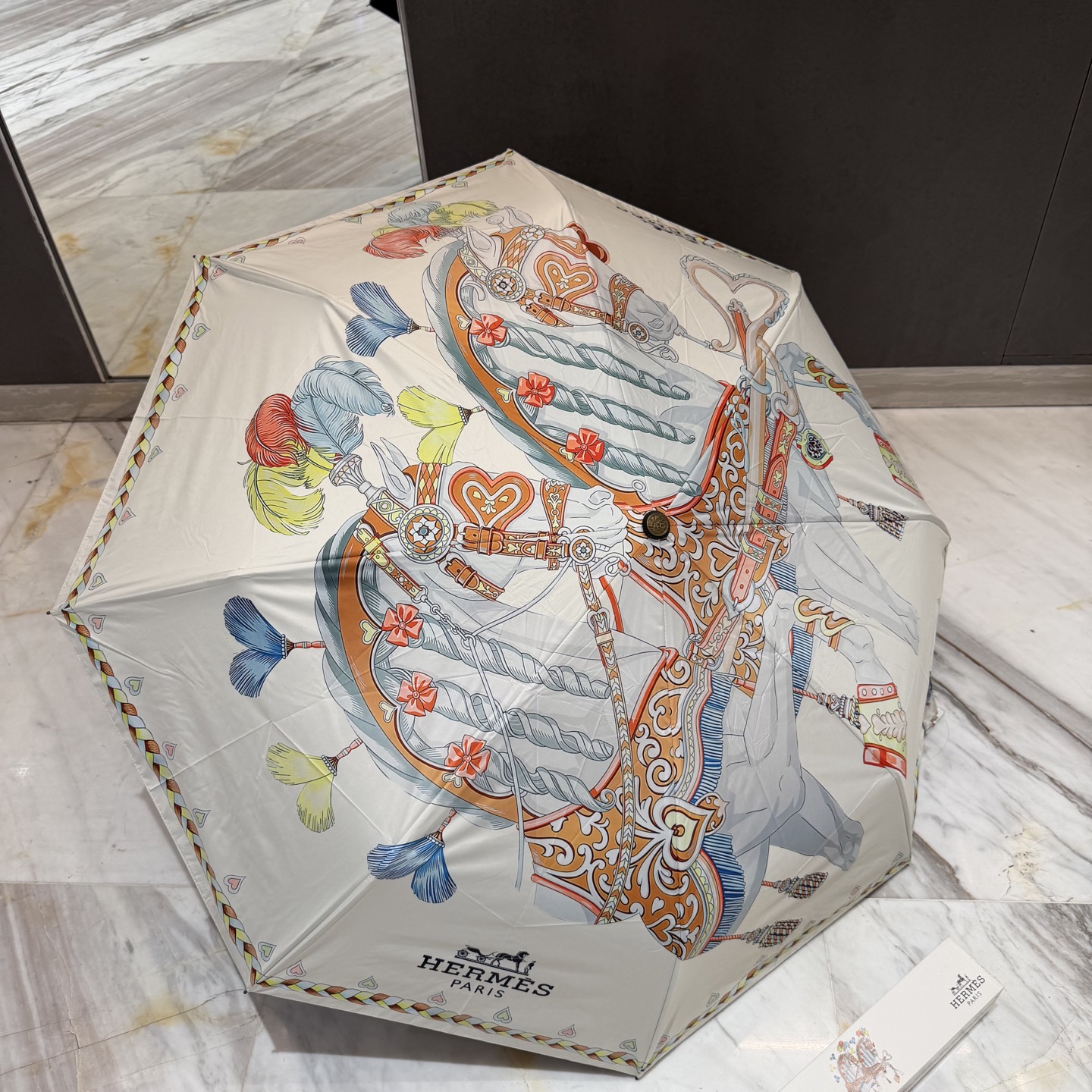 爱马仕HERMES 三折防晒睛雨伞。。 夏季新款 全自动折叠晴雨伞 内里黑色涂层防晒有效阻隔紫外线99%