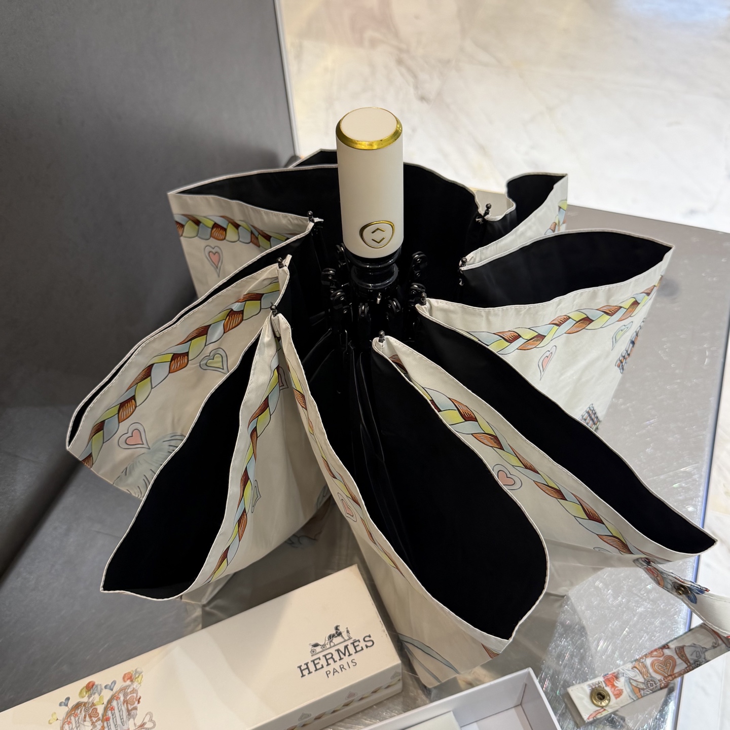 爱马仕HERMES 三折防晒睛雨伞。。 夏季新款 全自动折叠晴雨伞 内里黑色涂层防晒有效阻隔紫外线99%