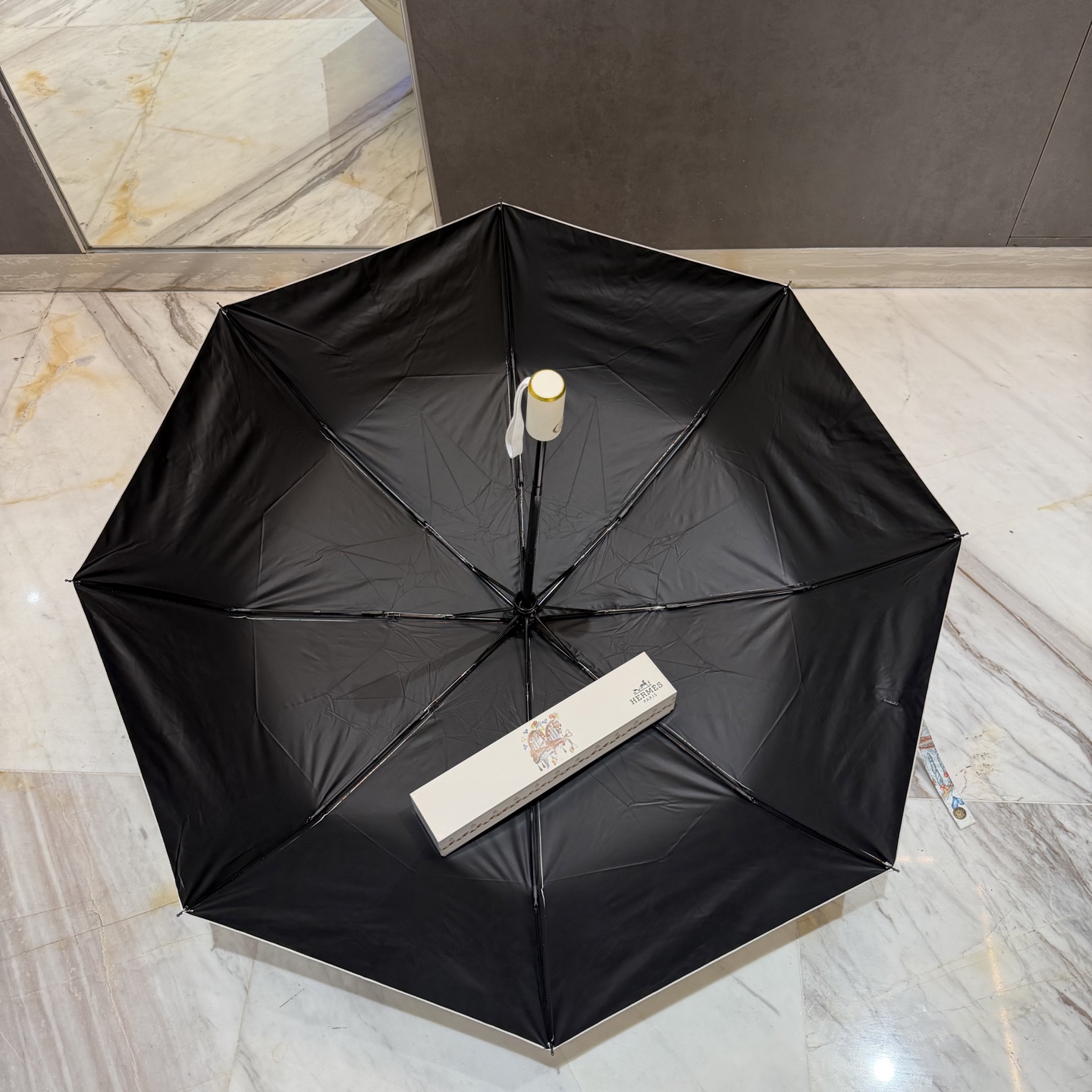 爱马仕HERMES 三折防晒睛雨伞。。 夏季新款 全自动折叠晴雨伞 内里黑色涂层防晒有效阻隔紫外线99%
