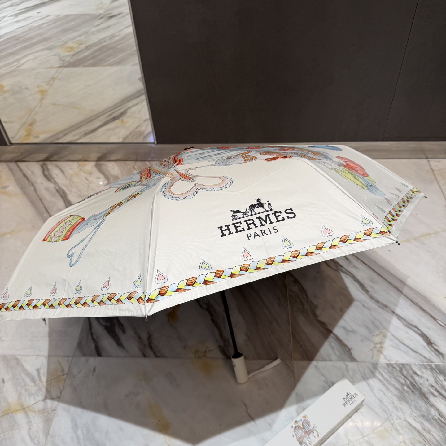 爱马仕HERMES 三折防晒睛雨伞。。 夏季新款 全自动折叠晴雨伞 内里黑色涂层防晒有效阻隔紫外线99%