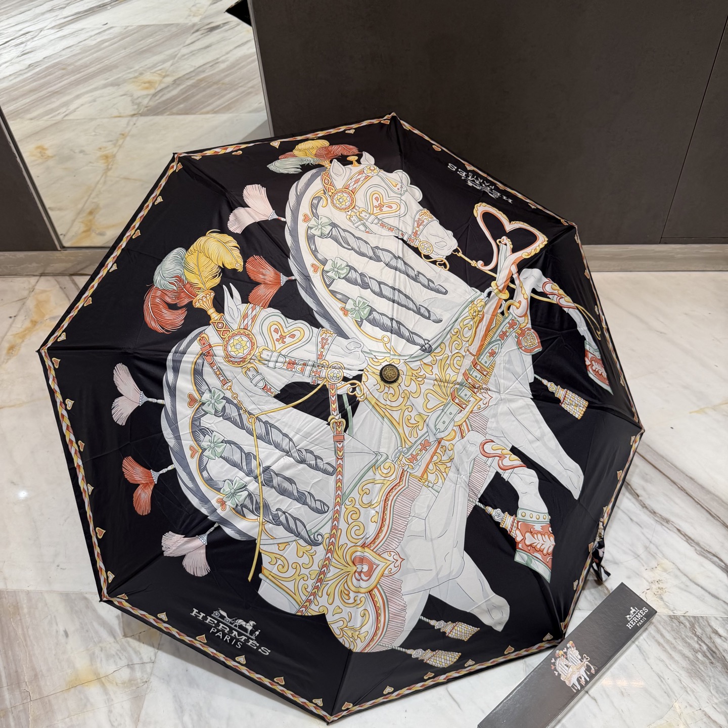 爱马仕HERMES 三折防晒睛雨伞。。 夏季新款 全自动折叠晴雨伞 内里黑色涂层防晒有效阻隔紫外线99%