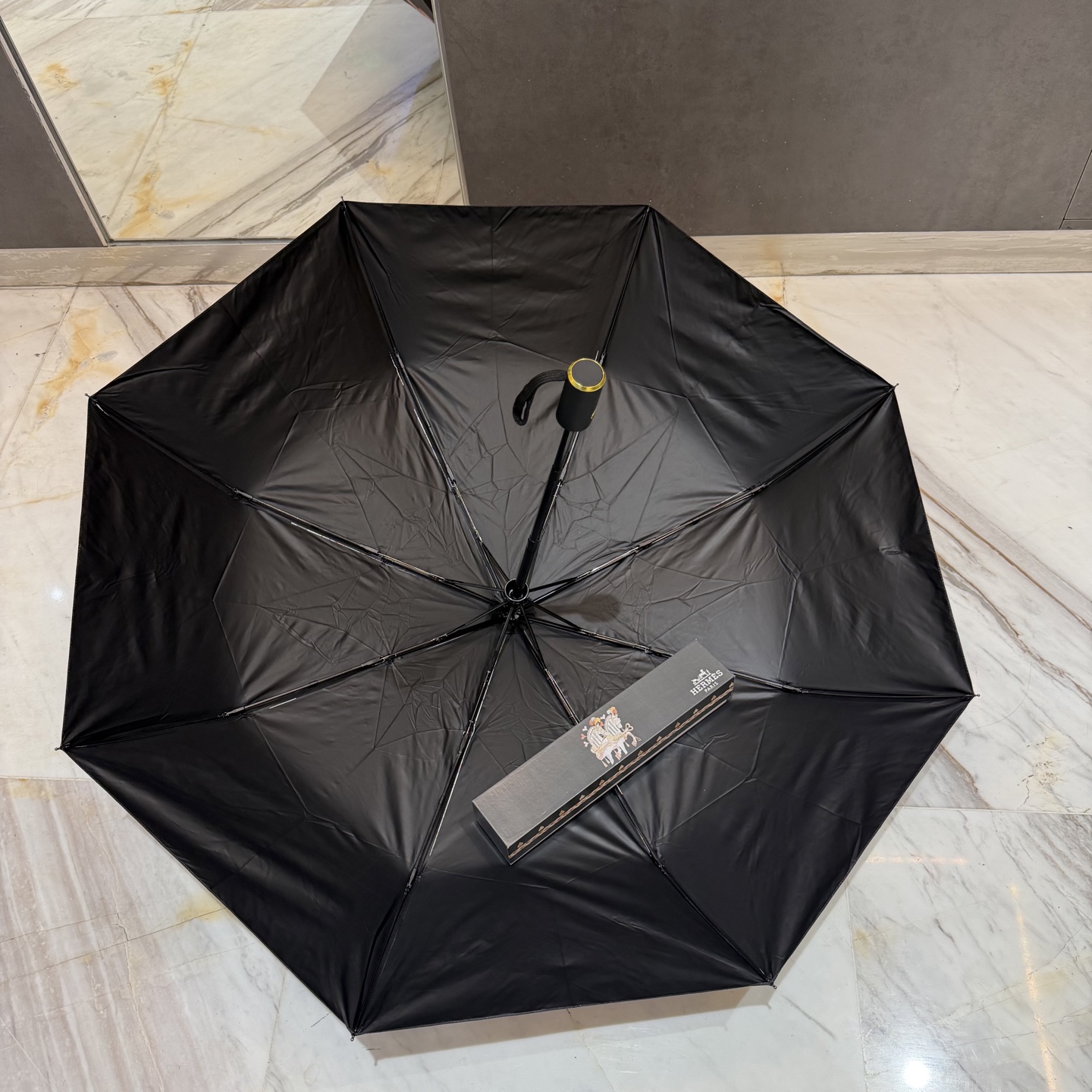 爱马仕HERMES 三折防晒睛雨伞。。 夏季新款 全自动折叠晴雨伞 内里黑色涂层防晒有效阻隔紫外线99%