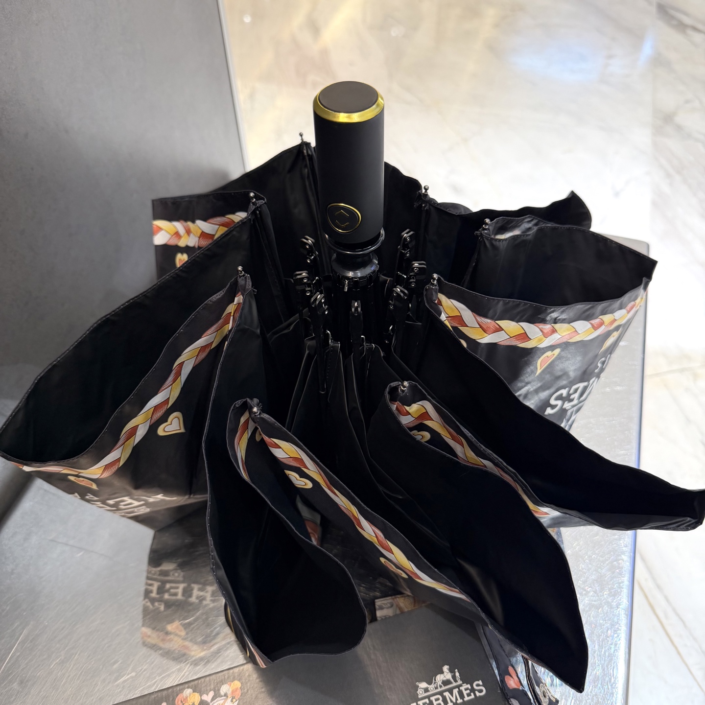 爱马仕HERMES 三折防晒睛雨伞。。 夏季新款 全自动折叠晴雨伞 内里黑色涂层防晒有效阻隔紫外线99%