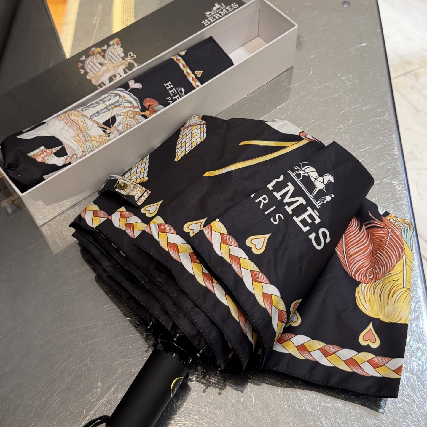 爱马仕HERMES 三折防晒睛雨伞。。 夏季新款 全自动折叠晴雨伞 内里黑色涂层防晒有效阻隔紫外线99%