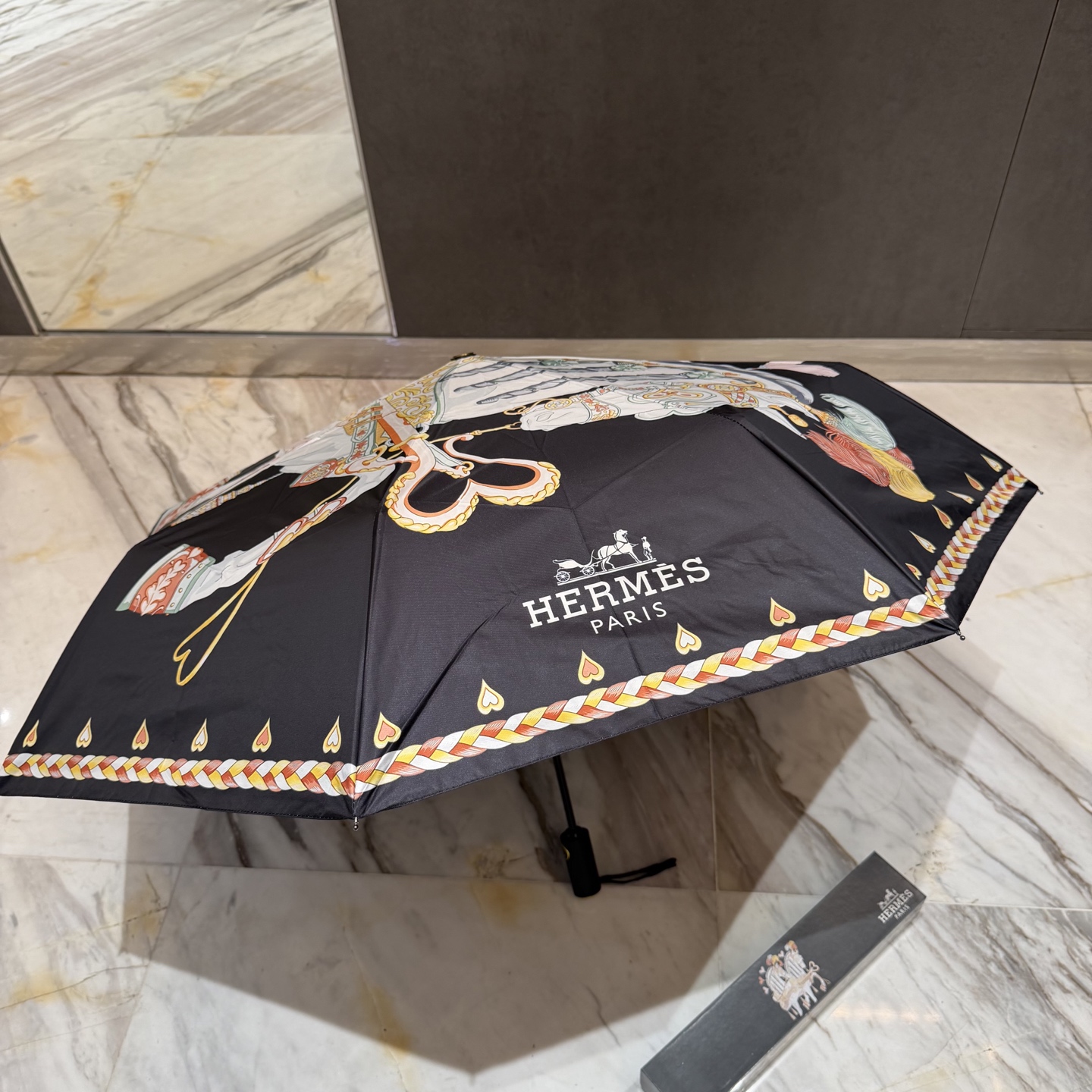 爱马仕HERMES 三折防晒睛雨伞。。 夏季新款 全自动折叠晴雨伞 内里黑色涂层防晒有效阻隔紫外线99%