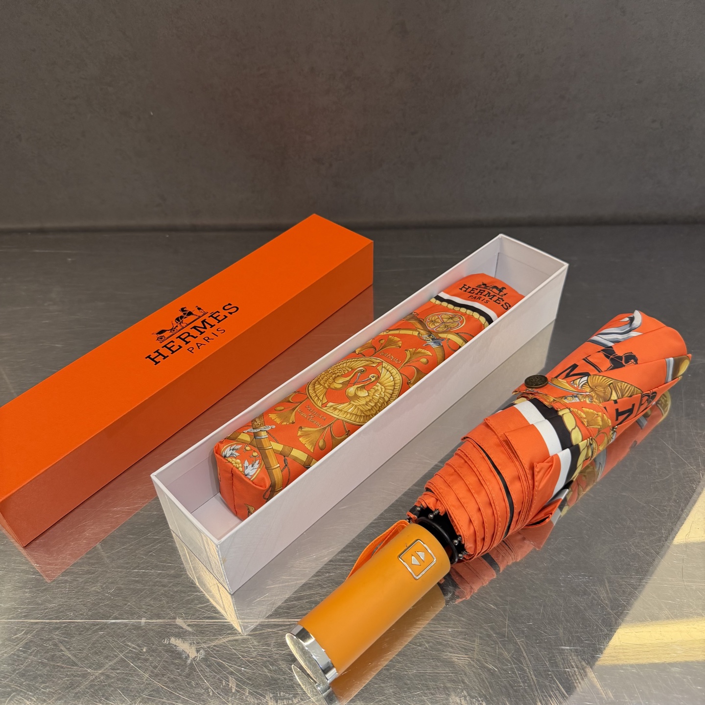 爱马仕HERMES 三折防晒睛雨伞。。 夏季新款 全自动折叠晴雨伞 内里黑色涂层防晒有效阻隔紫外线99%