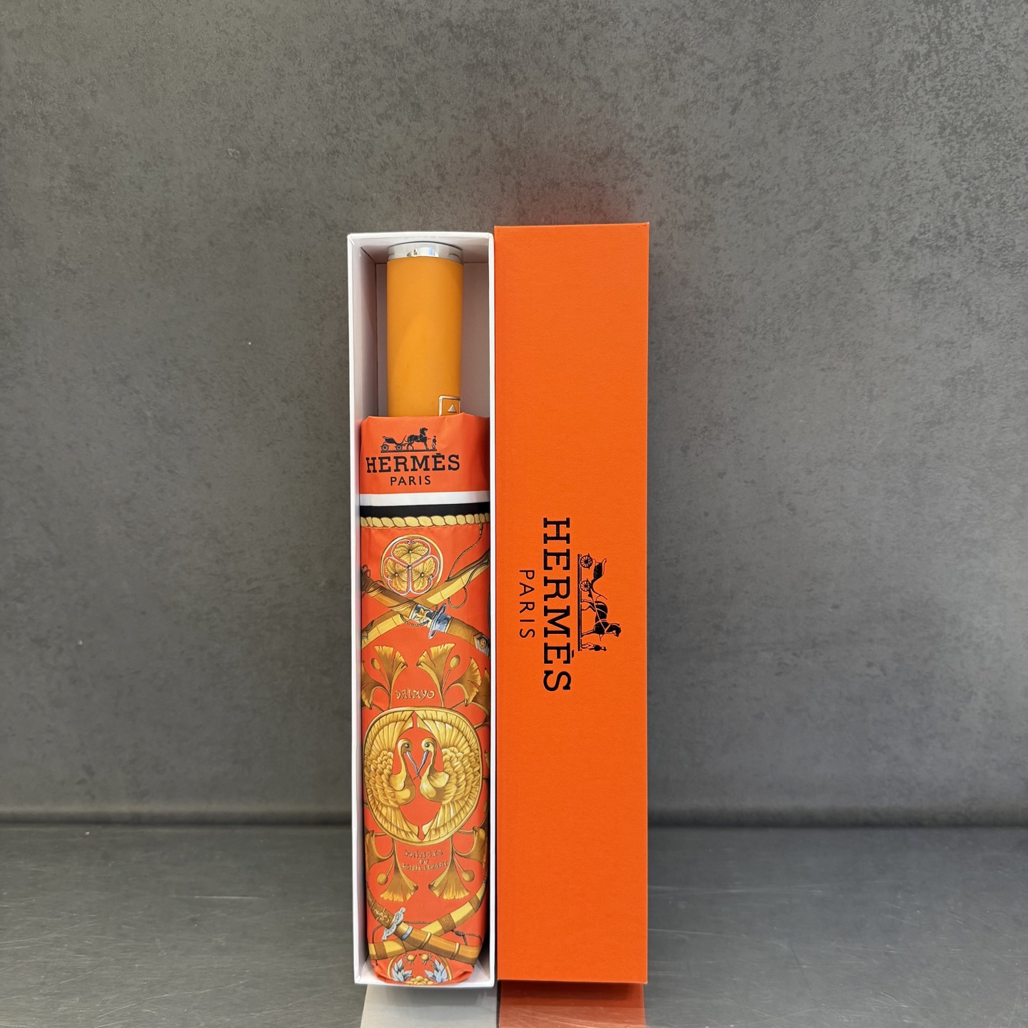 爱马仕HERMES 三折防晒睛雨伞。。 夏季新款 全自动折叠晴雨伞 内里黑色涂层防晒有效阻隔紫外线99%