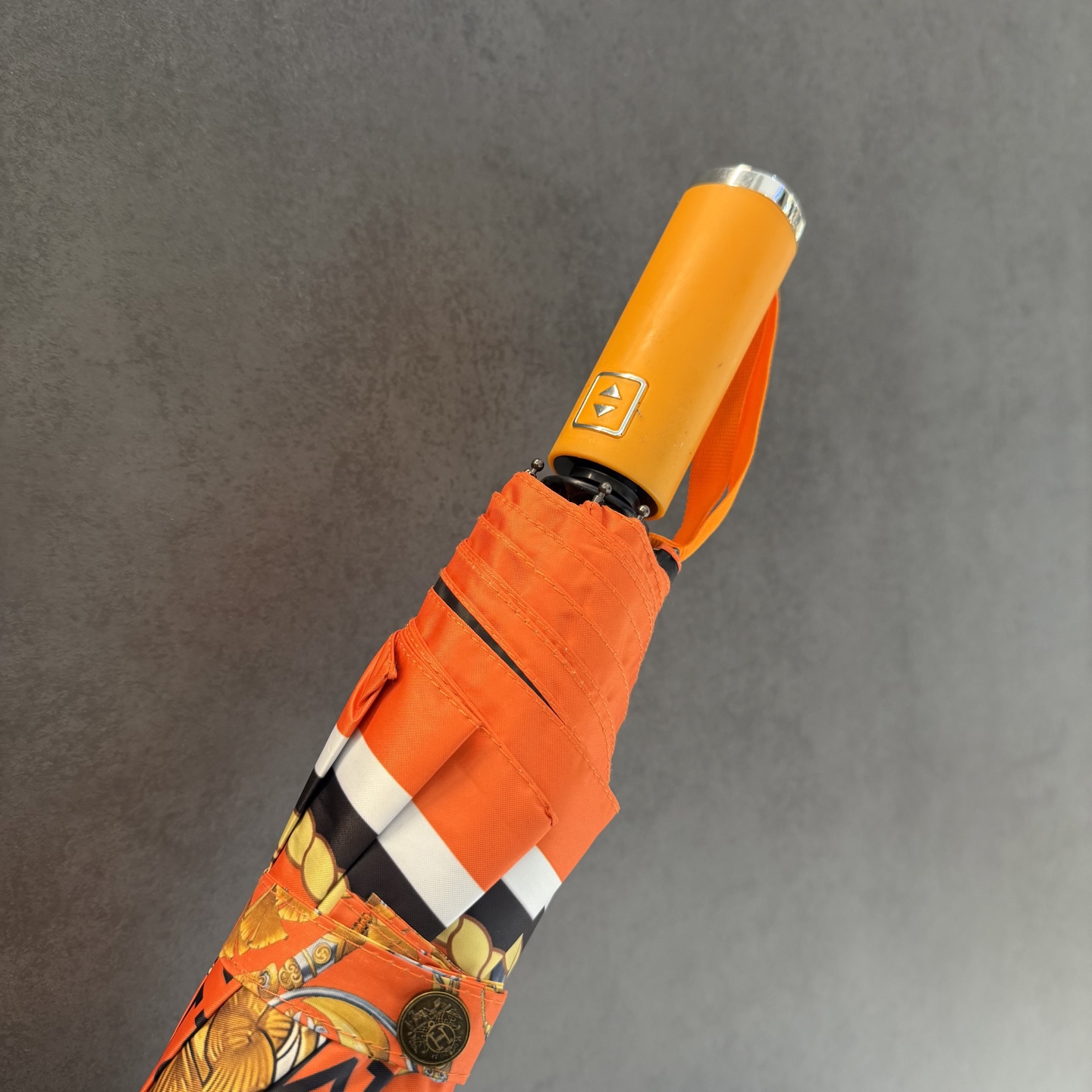 爱马仕HERMES 三折防晒睛雨伞。。 夏季新款 全自动折叠晴雨伞 内里黑色涂层防晒有效阻隔紫外线99%