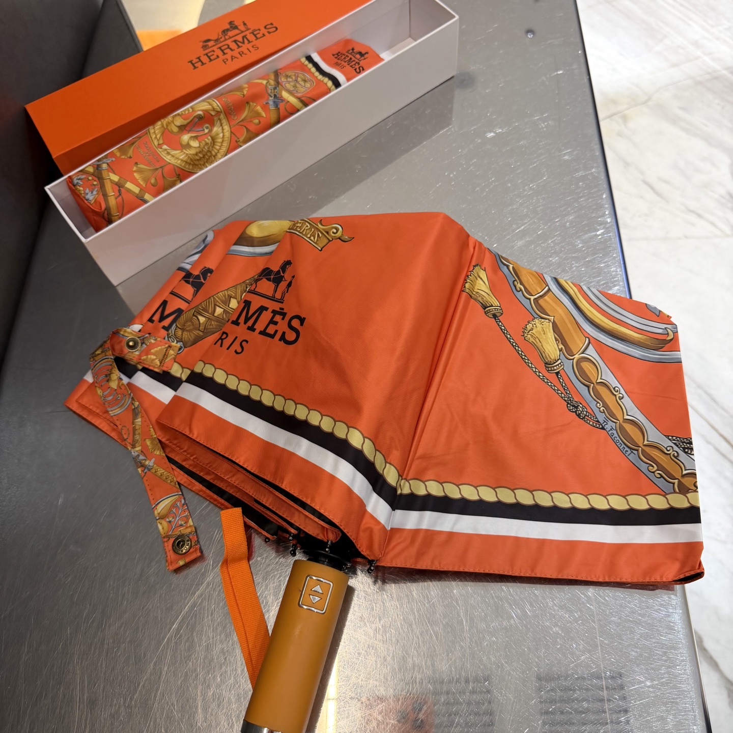 爱马仕HERMES 三折防晒睛雨伞。。 夏季新款 全自动折叠晴雨伞 内里黑色涂层防晒有效阻隔紫外线99%