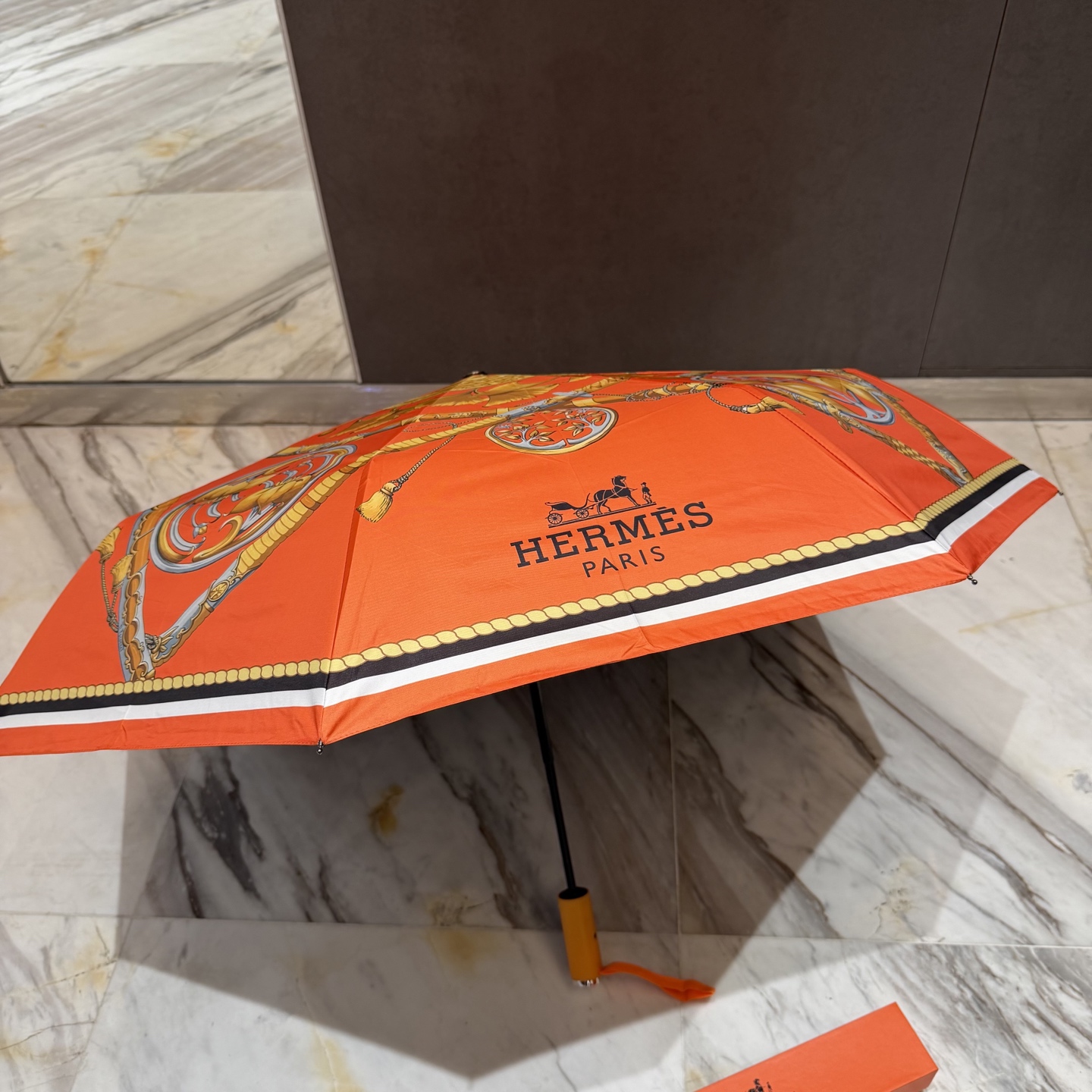 爱马仕HERMES 三折防晒睛雨伞。。 夏季新款 全自动折叠晴雨伞 内里黑色涂层防晒有效阻隔紫外线99%