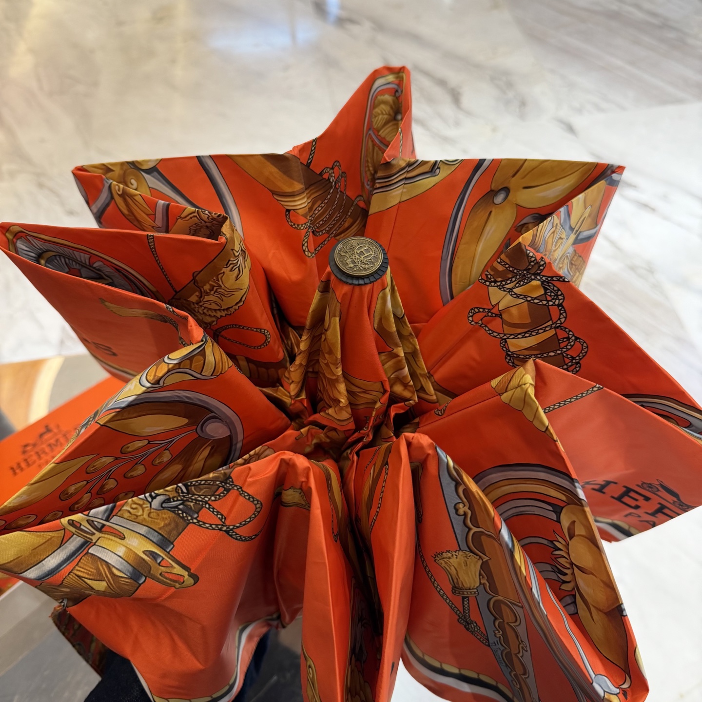 爱马仕HERMES 三折防晒睛雨伞。。 夏季新款 全自动折叠晴雨伞 内里黑色涂层防晒有效阻隔紫外线99%