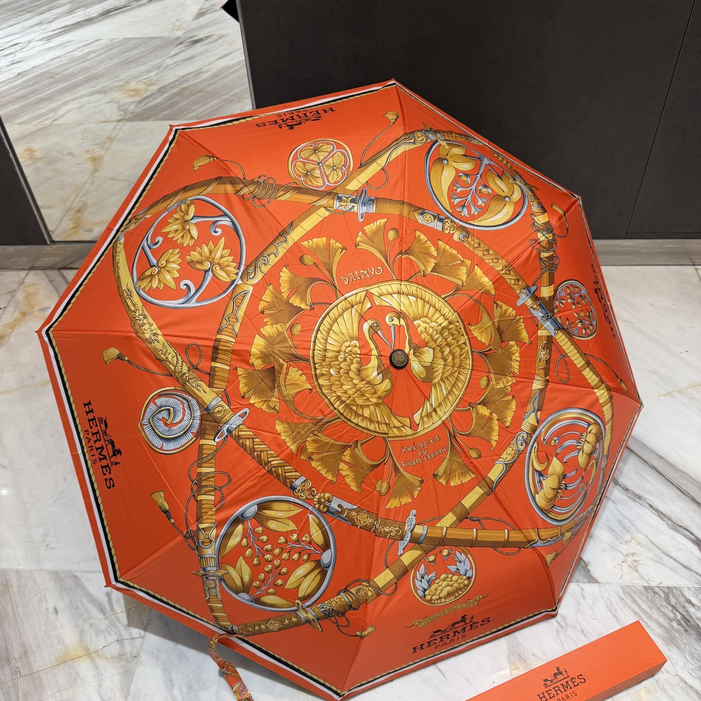 爱马仕HERMES 三折防晒睛雨伞。。 夏季新款 全自动折叠晴雨伞 内里黑色涂层防晒有效阻隔紫外线99%