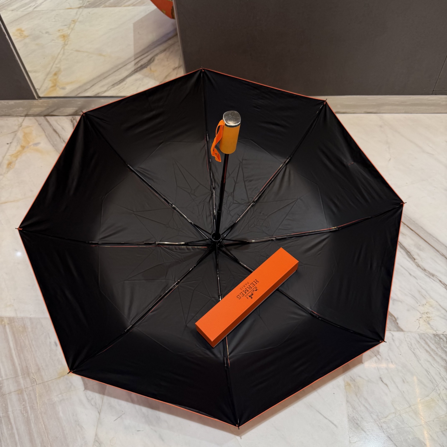 爱马仕HERMES 三折防晒睛雨伞。。 夏季新款 全自动折叠晴雨伞 内里黑色涂层防晒有效阻隔紫外线99%