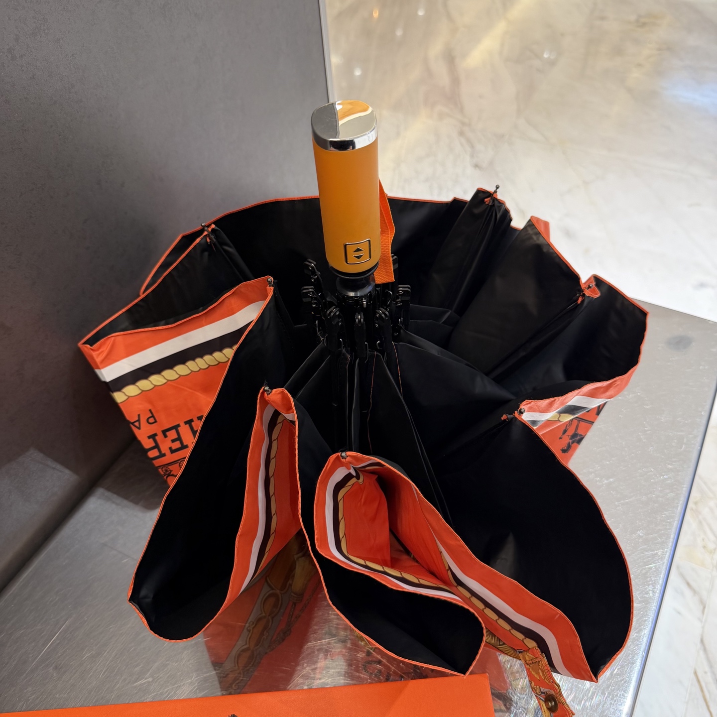 爱马仕HERMES 三折防晒睛雨伞。。 夏季新款 全自动折叠晴雨伞 内里黑色涂层防晒有效阻隔紫外线99%