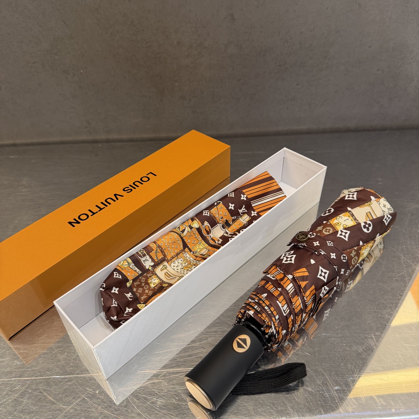 LV 路易威登三折防晒睛雨伞。。 夏季新款 全自动折叠晴雨伞 内里黑色涂层防晒有效阻隔紫外线99%，UP