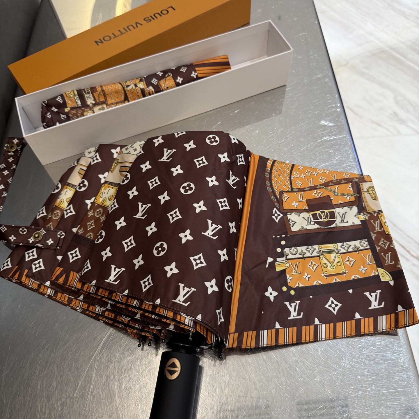 LV 路易威登三折防晒睛雨伞。。 夏季新款 全自动折叠晴雨伞 内里黑色涂层防晒有效阻隔紫外线99%，UP