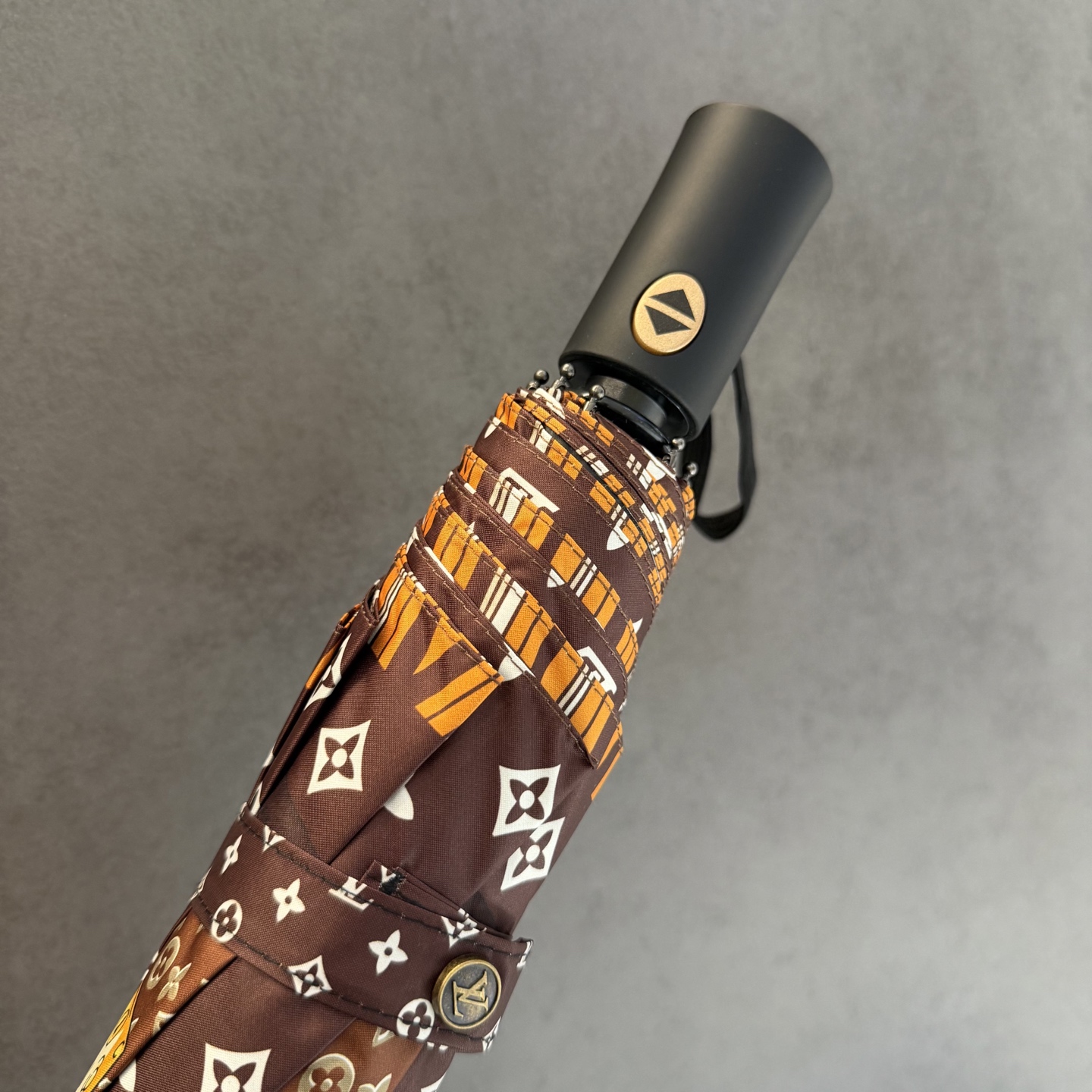 LV 路易威登三折防晒睛雨伞。。 夏季新款 全自动折叠晴雨伞 内里黑色涂层防晒有效阻隔紫外线99%，UP