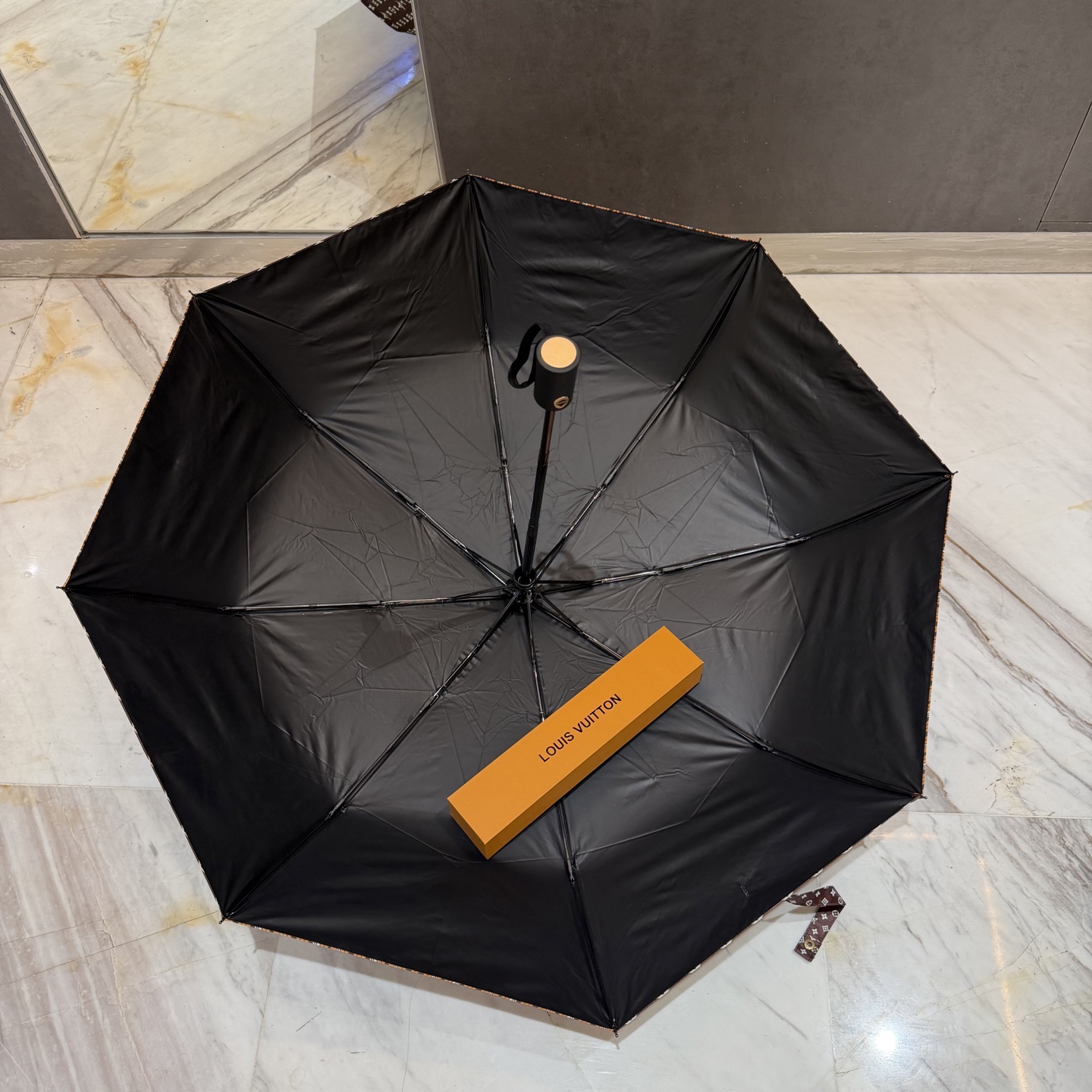 LV 路易威登三折防晒睛雨伞。。 夏季新款 全自动折叠晴雨伞 内里黑色涂层防晒有效阻隔紫外线99%，UP