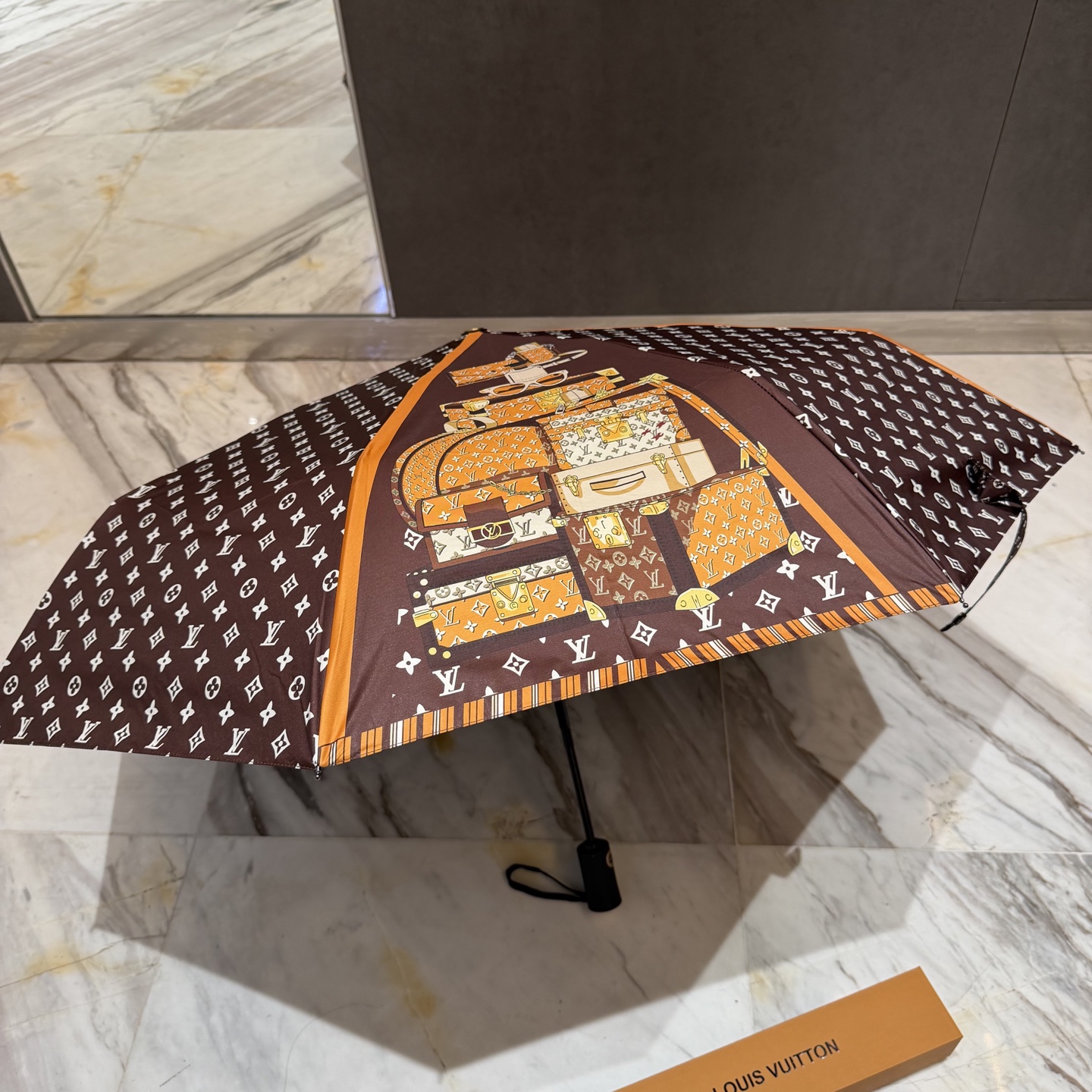 LV 路易威登三折防晒睛雨伞。。 夏季新款 全自动折叠晴雨伞 内里黑色涂层防晒有效阻隔紫外线99%，UP