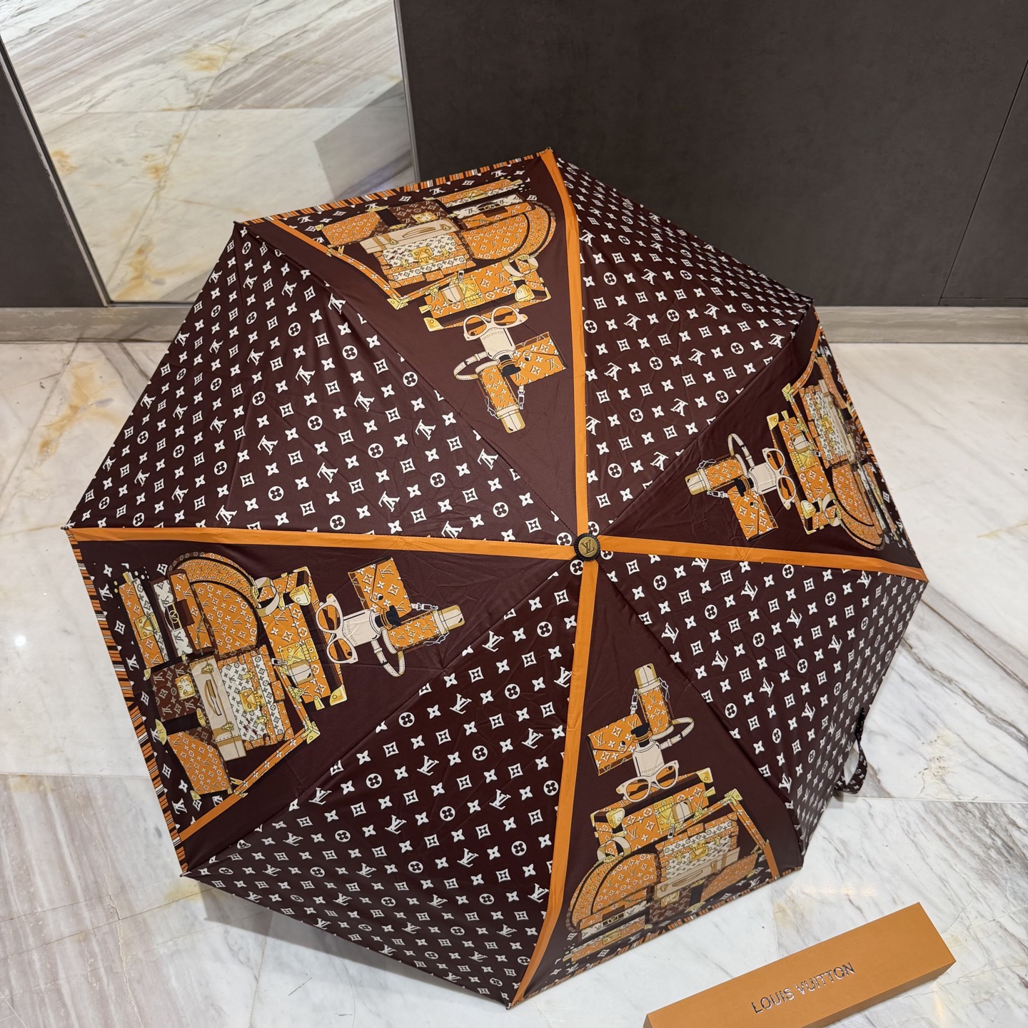 LV 路易威登三折防晒睛雨伞。。 夏季新款 全自动折叠晴雨伞 内里黑色涂层防晒有效阻隔紫外线99%，UP