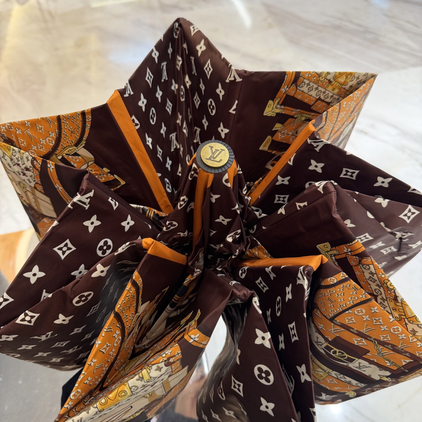 LV 路易威登三折防晒睛雨伞。。 夏季新款 全自动折叠晴雨伞 内里黑色涂层防晒有效阻隔紫外线99%，UP