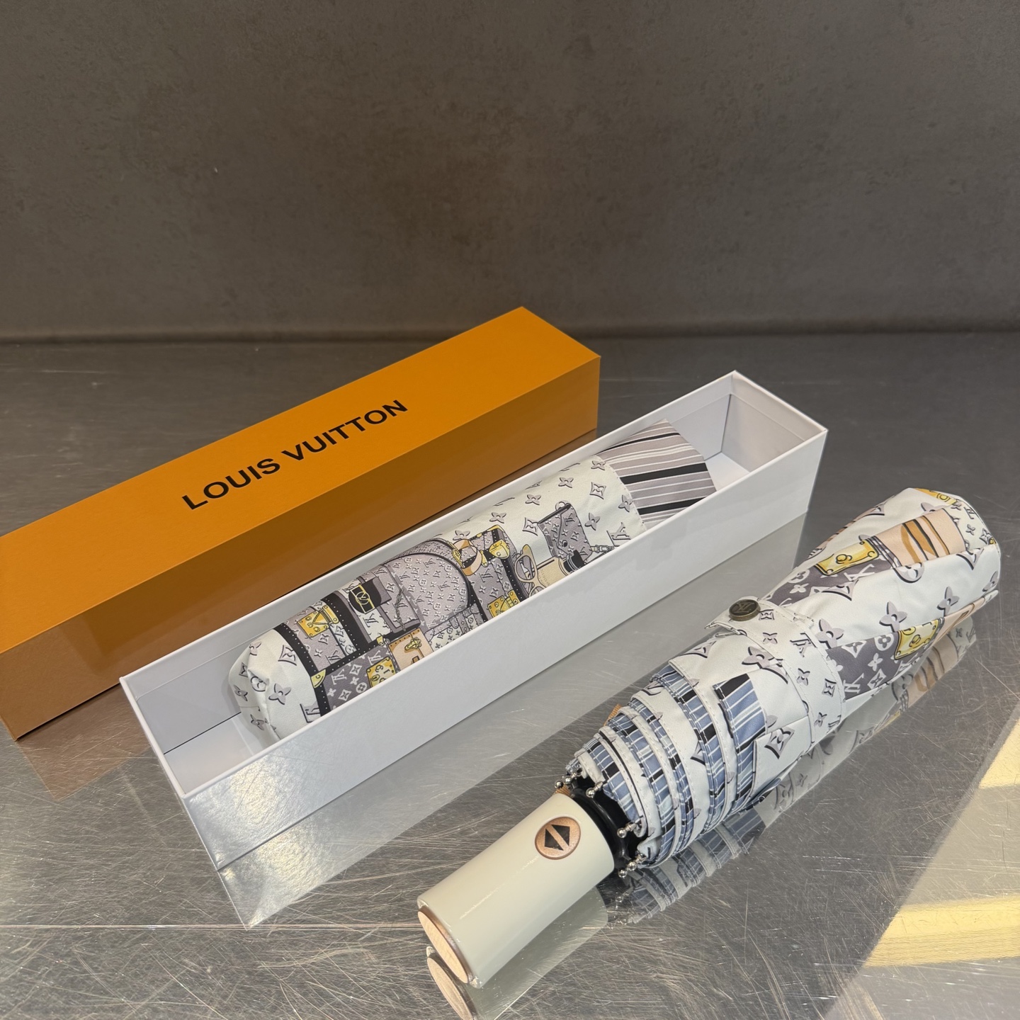 LV 路易威登三折防晒睛雨伞。。 夏季新款 全自动折叠晴雨伞 内里黑色涂层防晒有效阻隔紫外线99%，UP