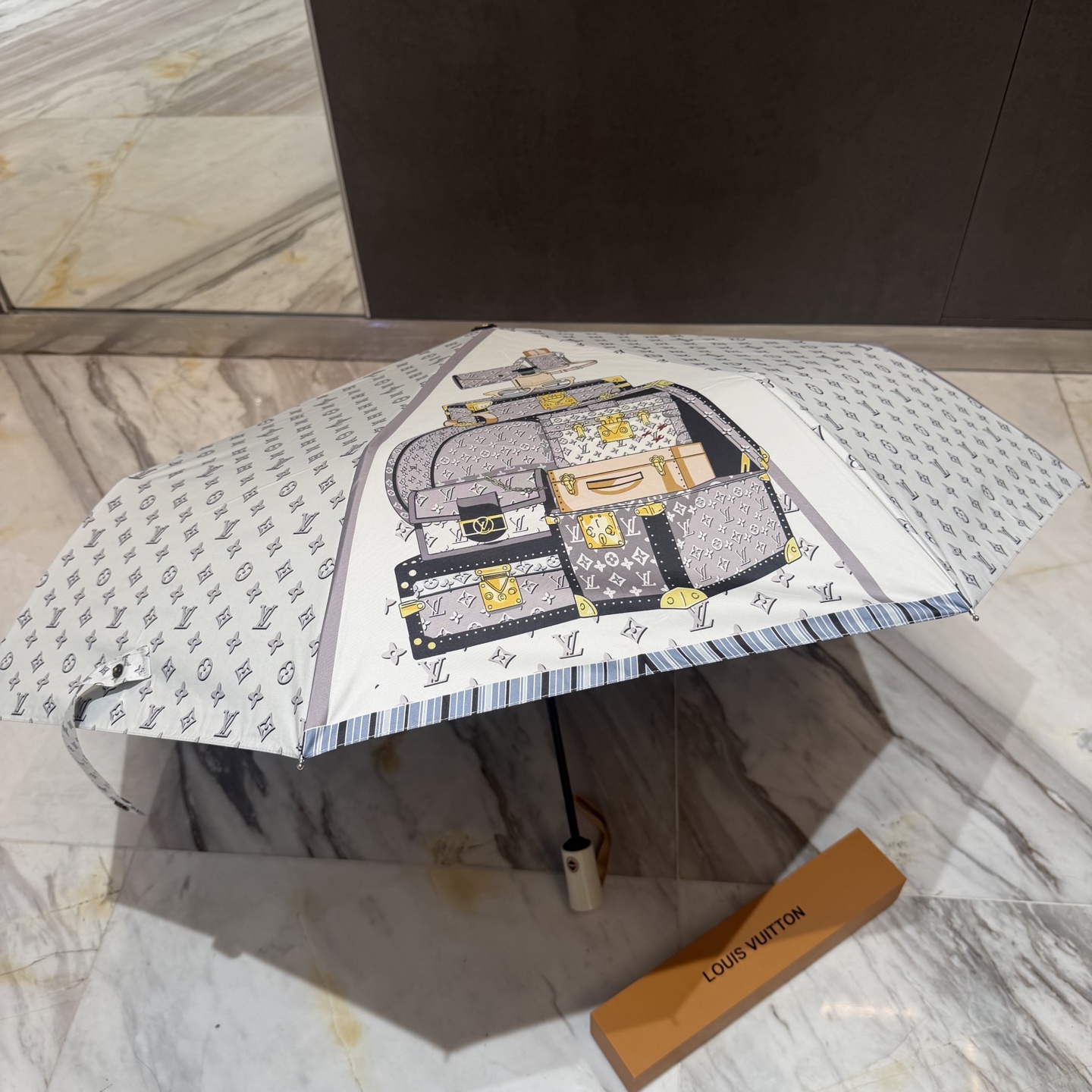 LV 路易威登三折防晒睛雨伞。。 夏季新款 全自动折叠晴雨伞 内里黑色涂层防晒有效阻隔紫外线99%，UP