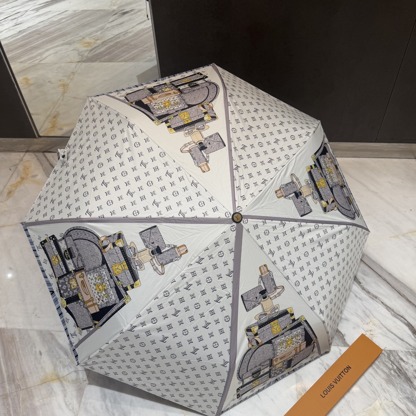 LV 路易威登三折防晒睛雨伞。。 夏季新款 全自动折叠晴雨伞 内里黑色涂层防晒有效阻隔紫外线99%，UP