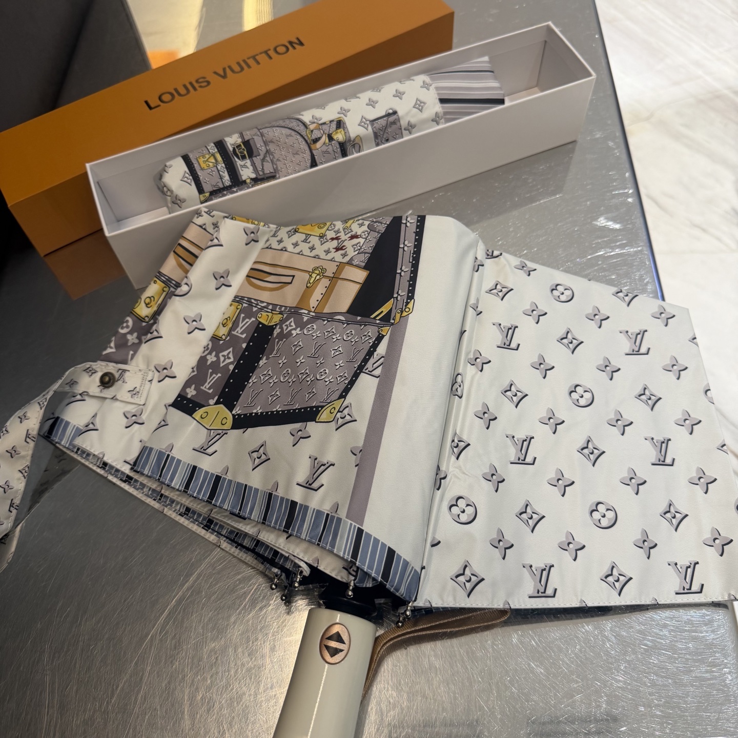 LV 路易威登三折防晒睛雨伞。。 夏季新款 全自动折叠晴雨伞 内里黑色涂层防晒有效阻隔紫外线99%，UP