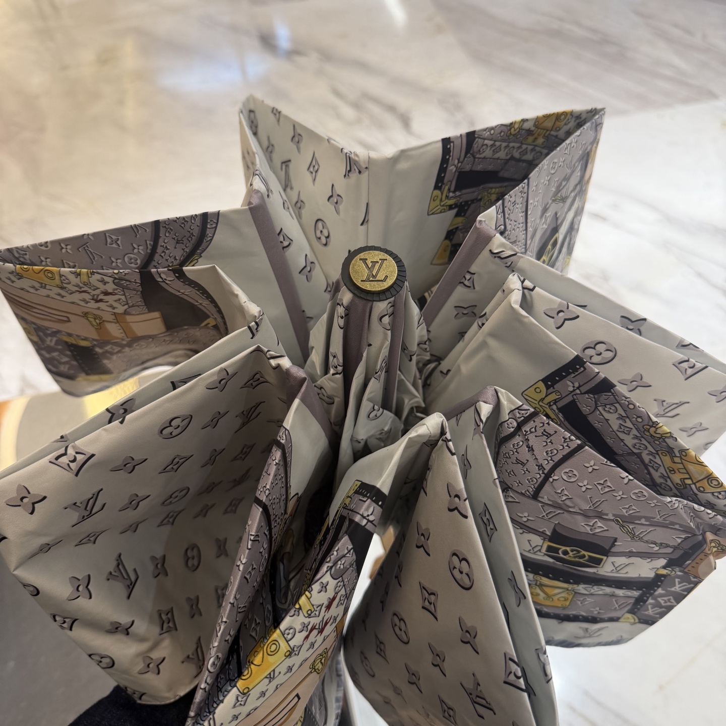 LV 路易威登三折防晒睛雨伞。。 夏季新款 全自动折叠晴雨伞 内里黑色涂层防晒有效阻隔紫外线99%，UP