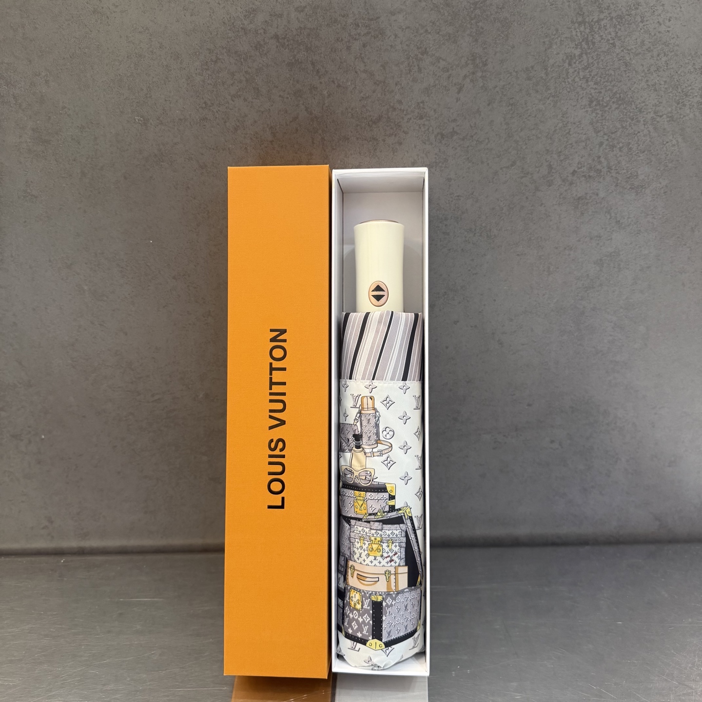 LV 路易威登三折防晒睛雨伞。。 夏季新款 全自动折叠晴雨伞 内里黑色涂层防晒有效阻隔紫外线99%，UP