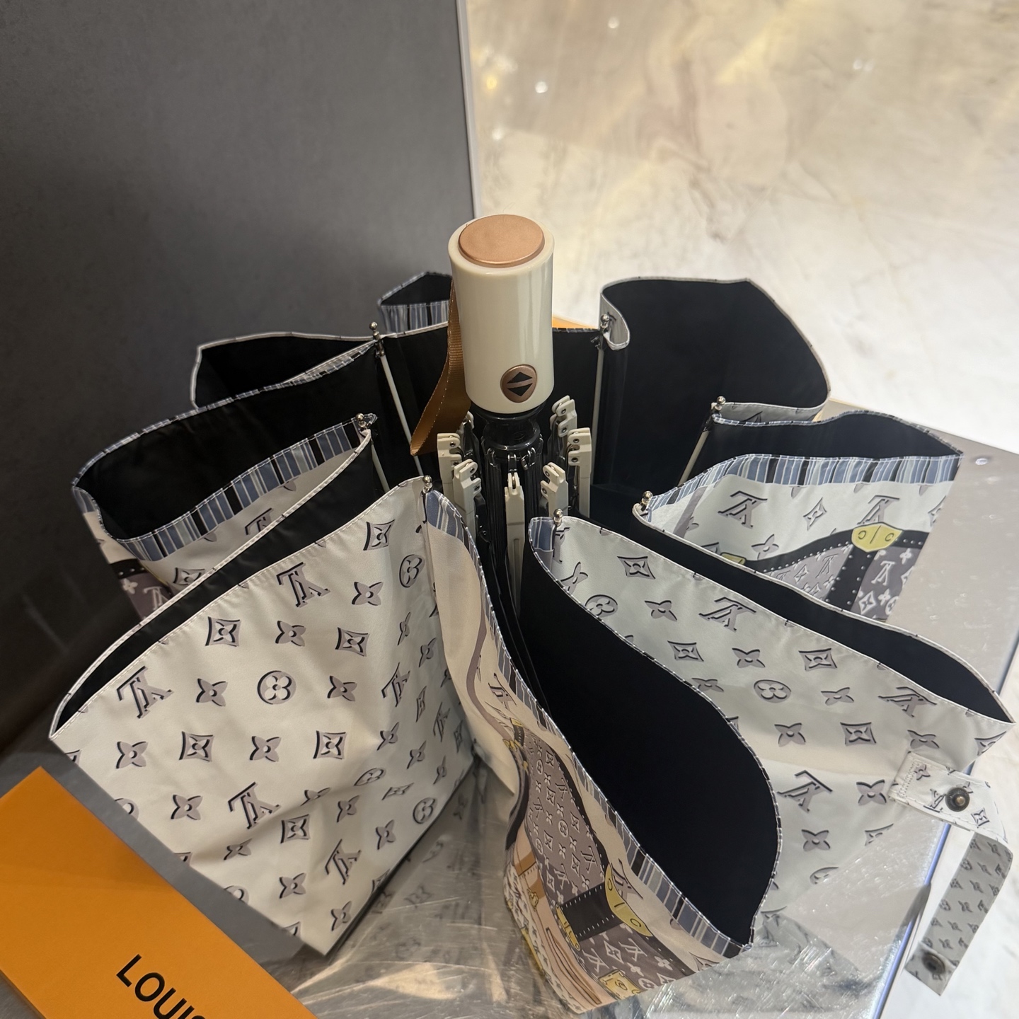 LV 路易威登三折防晒睛雨伞。。 夏季新款 全自动折叠晴雨伞 内里黑色涂层防晒有效阻隔紫外线99%，UP