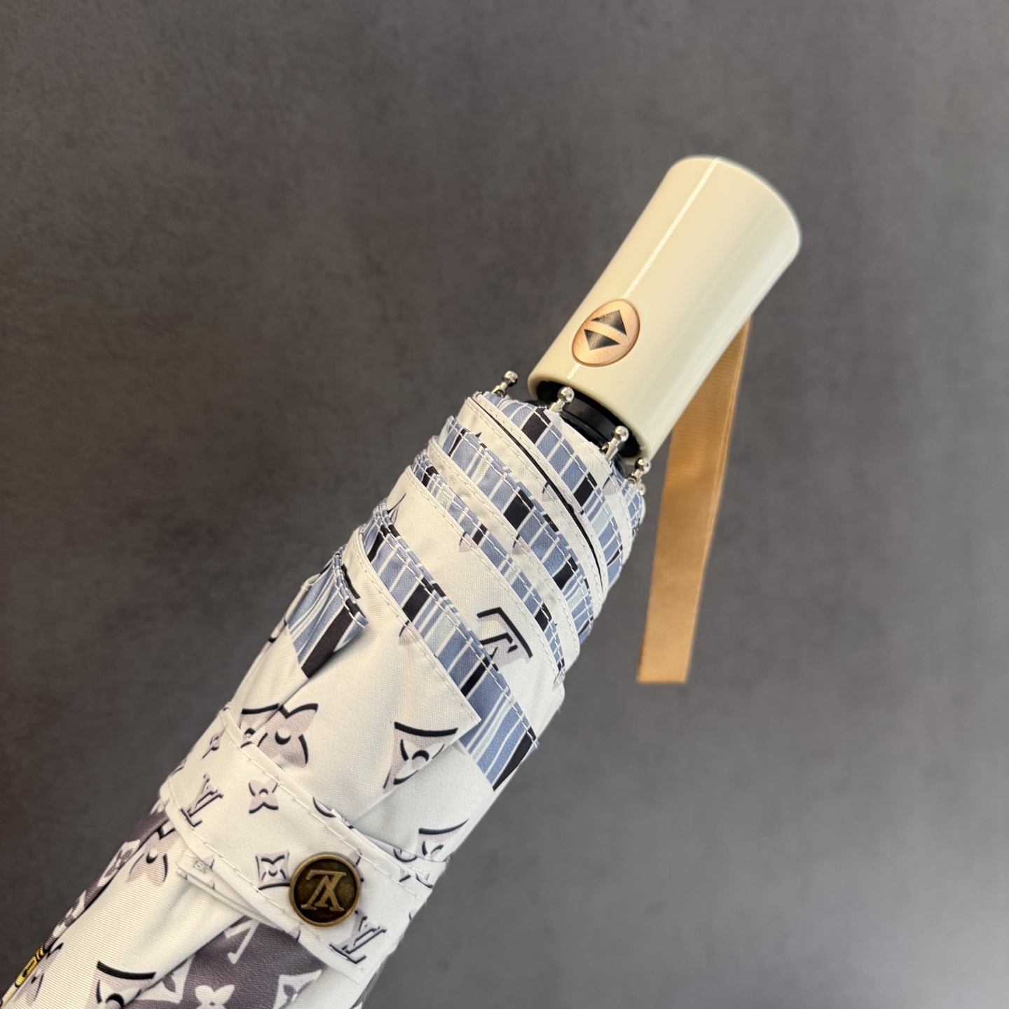 LV 路易威登三折防晒睛雨伞。。 夏季新款 全自动折叠晴雨伞 内里黑色涂层防晒有效阻隔紫外线99%，UP