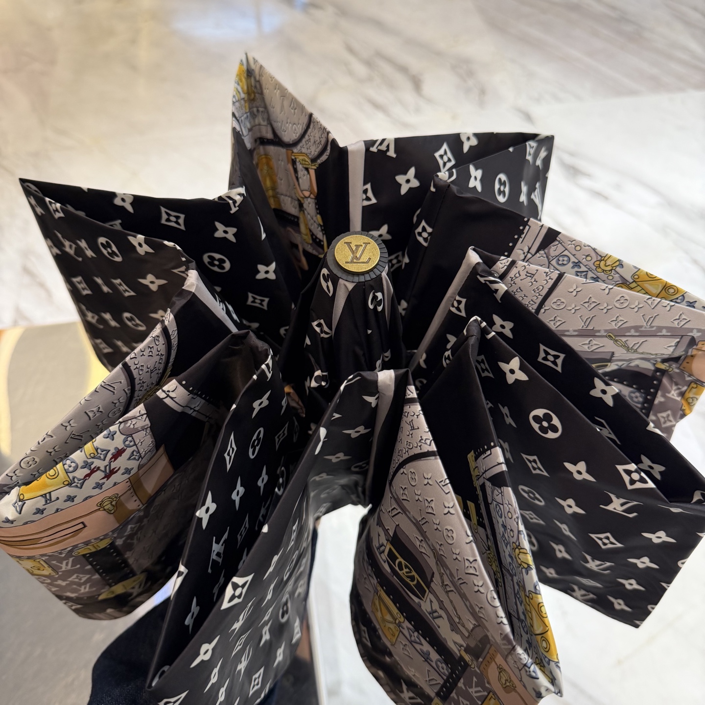 LV 路易威登三折防晒睛雨伞。。 夏季新款 全自动折叠晴雨伞 内里黑色涂层防晒有效阻隔紫外线99%，UP