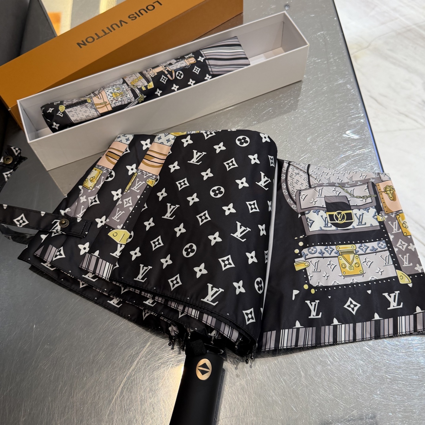 LV 路易威登三折防晒睛雨伞。。 夏季新款 全自动折叠晴雨伞 内里黑色涂层防晒有效阻隔紫外线99%，UP