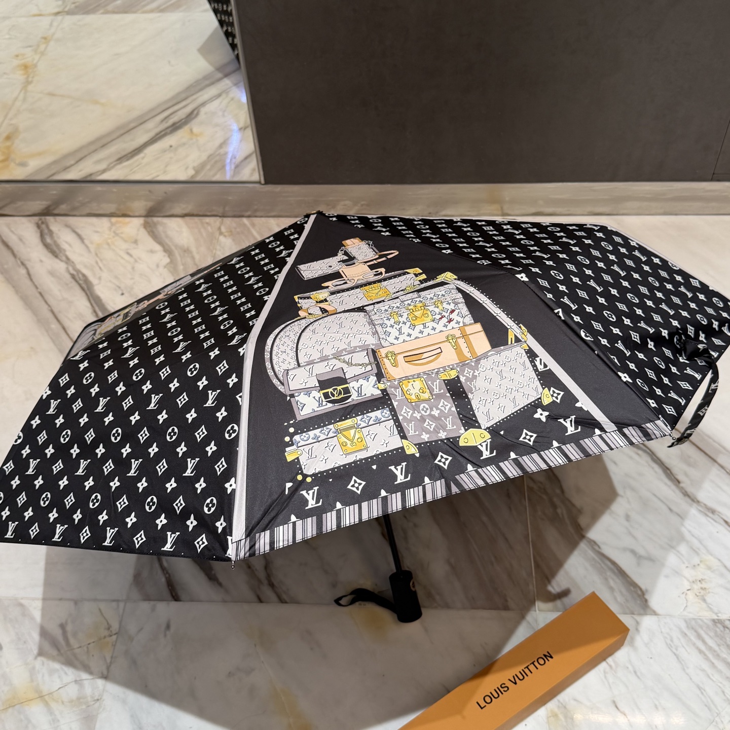 LV 路易威登三折防晒睛雨伞。。 夏季新款 全自动折叠晴雨伞 内里黑色涂层防晒有效阻隔紫外线99%，UP