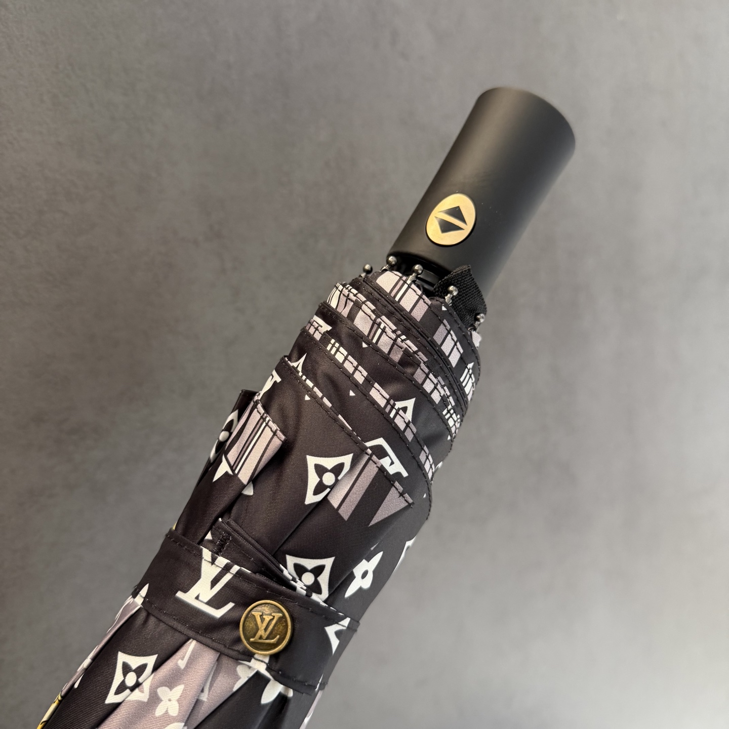 LV 路易威登三折防晒睛雨伞。。 夏季新款 全自动折叠晴雨伞 内里黑色涂层防晒有效阻隔紫外线99%，UP