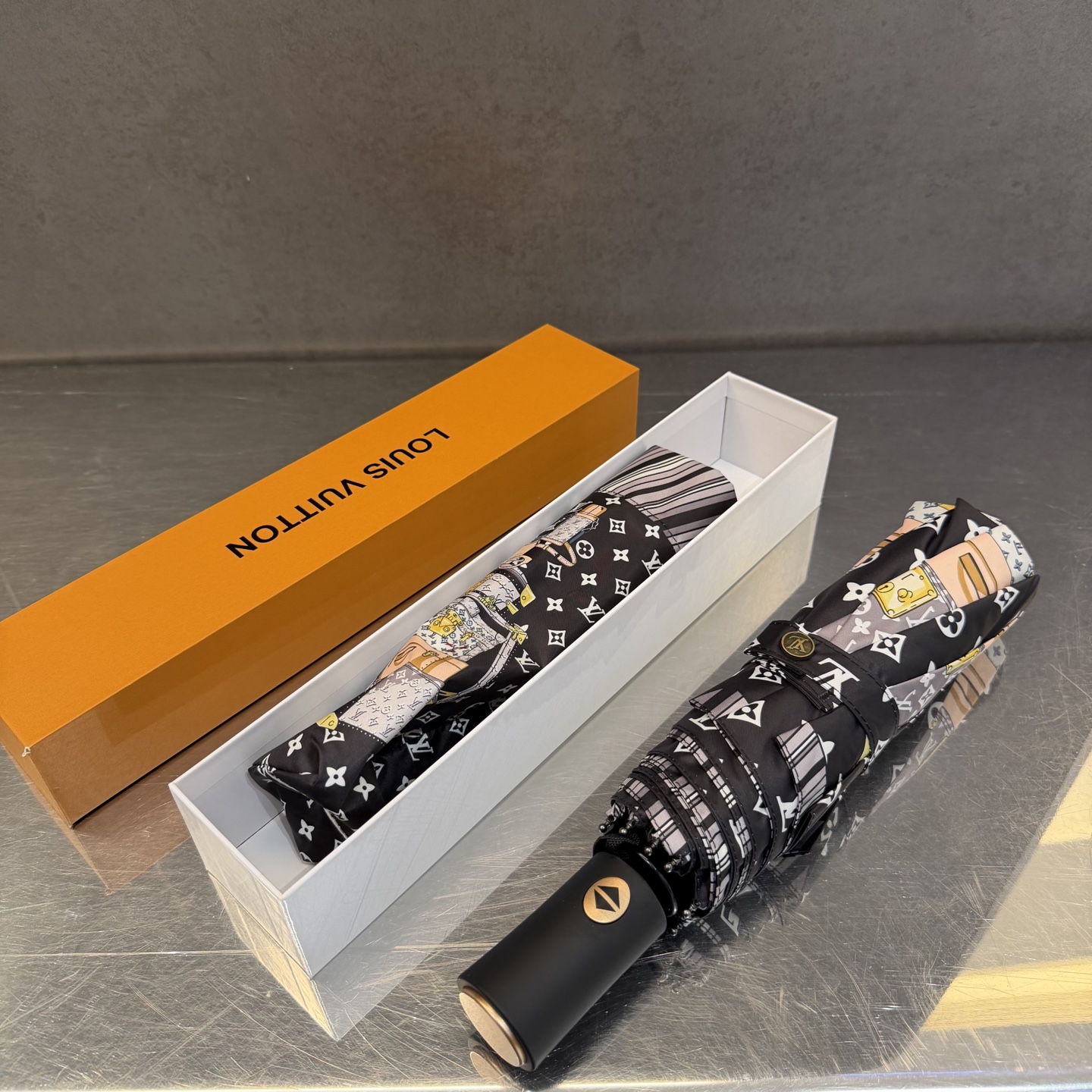 LV 路易威登三折防晒睛雨伞。。 夏季新款 全自动折叠晴雨伞 内里黑色涂层防晒有效阻隔紫外线99%，UP