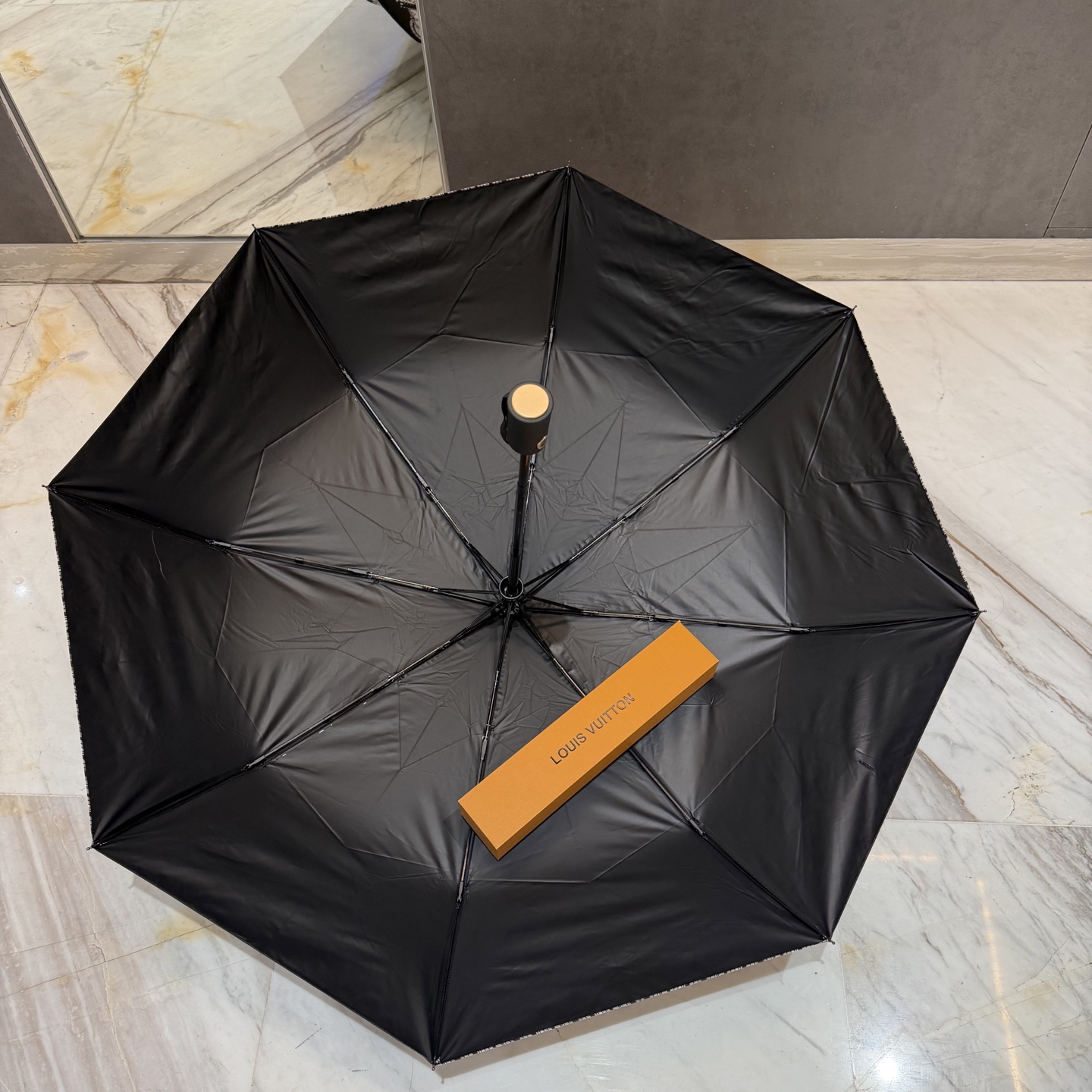 LV 路易威登三折防晒睛雨伞。。 夏季新款 全自动折叠晴雨伞 内里黑色涂层防晒有效阻隔紫外线99%，UP