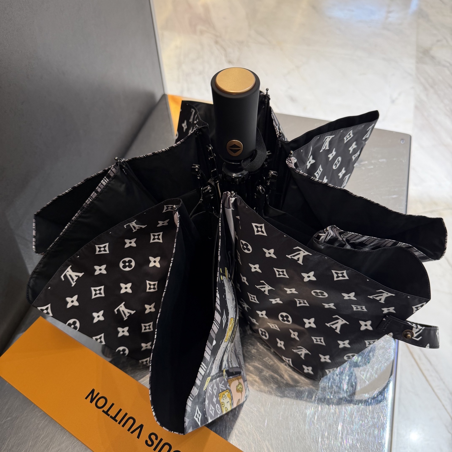 LV 路易威登三折防晒睛雨伞。。 夏季新款 全自动折叠晴雨伞 内里黑色涂层防晒有效阻隔紫外线99%，UP