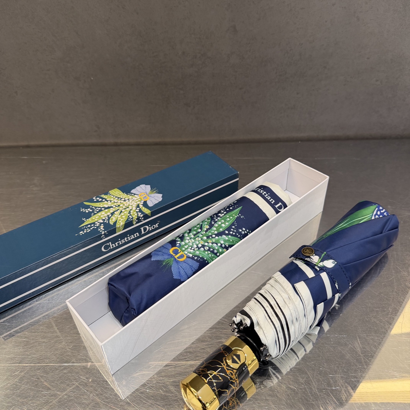 迪奥Dior 三折防晒睛雨伞。。夏季新款 全自动折叠晴雨伞 内里黑色涂层防晒有效阻隔紫外线99%，UPF