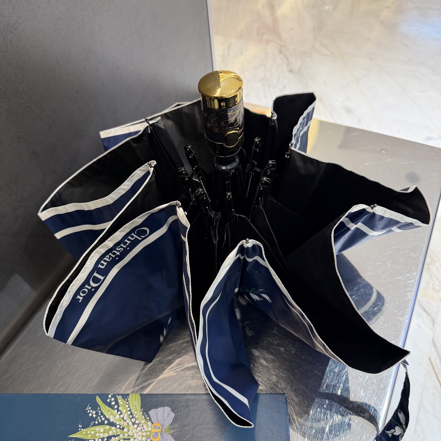 迪奥Dior 三折防晒睛雨伞。。夏季新款 全自动折叠晴雨伞 内里黑色涂层防晒有效阻隔紫外线99%，UPF