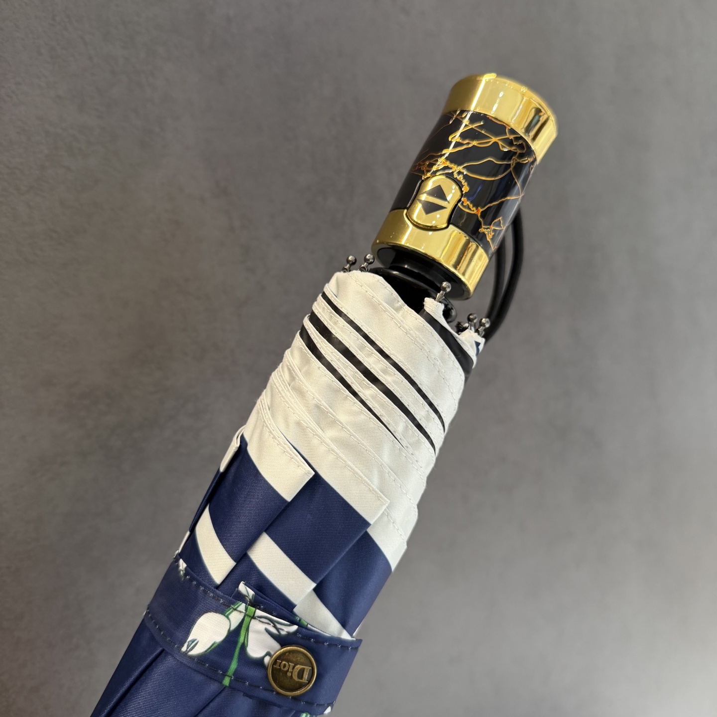 迪奥Dior 三折防晒睛雨伞。。夏季新款 全自动折叠晴雨伞 内里黑色涂层防晒有效阻隔紫外线99%，UPF