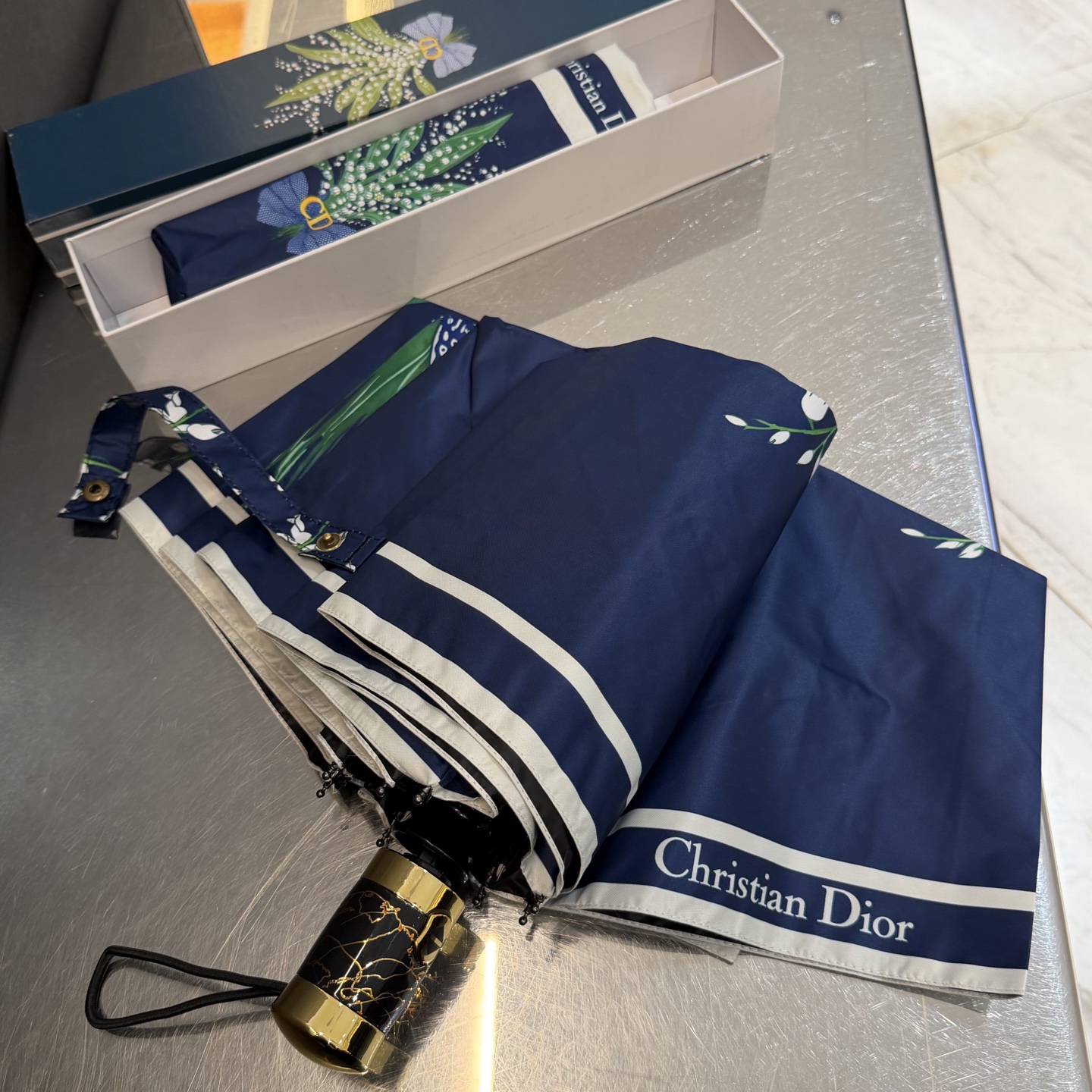 迪奥Dior 三折防晒睛雨伞。。夏季新款 全自动折叠晴雨伞 内里黑色涂层防晒有效阻隔紫外线99%，UPF