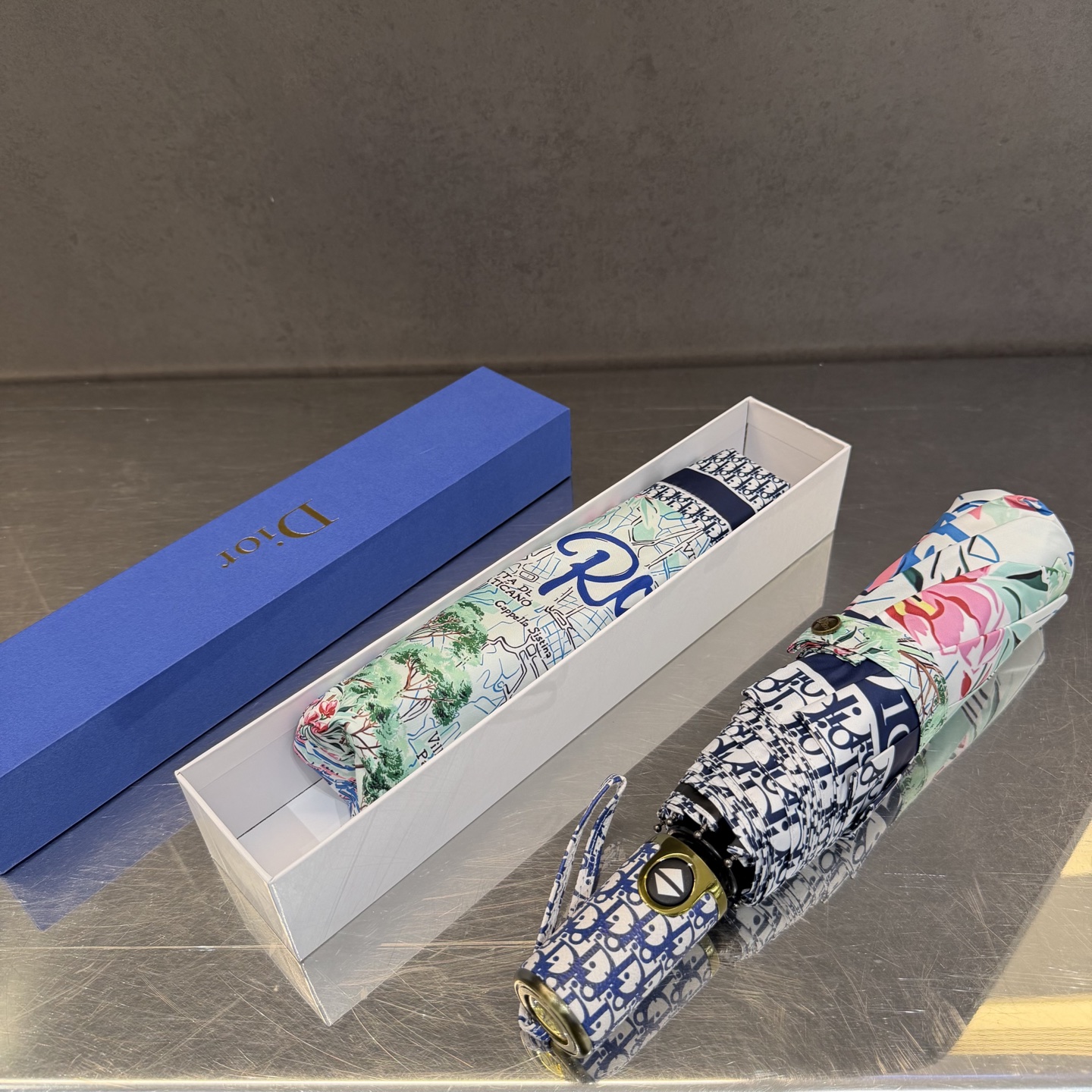 迪奥Dior 三折防晒睛雨伞。。夏季新款 全自动折叠晴雨伞 内里黑色涂层防晒有效阻隔紫外线99%，UPF